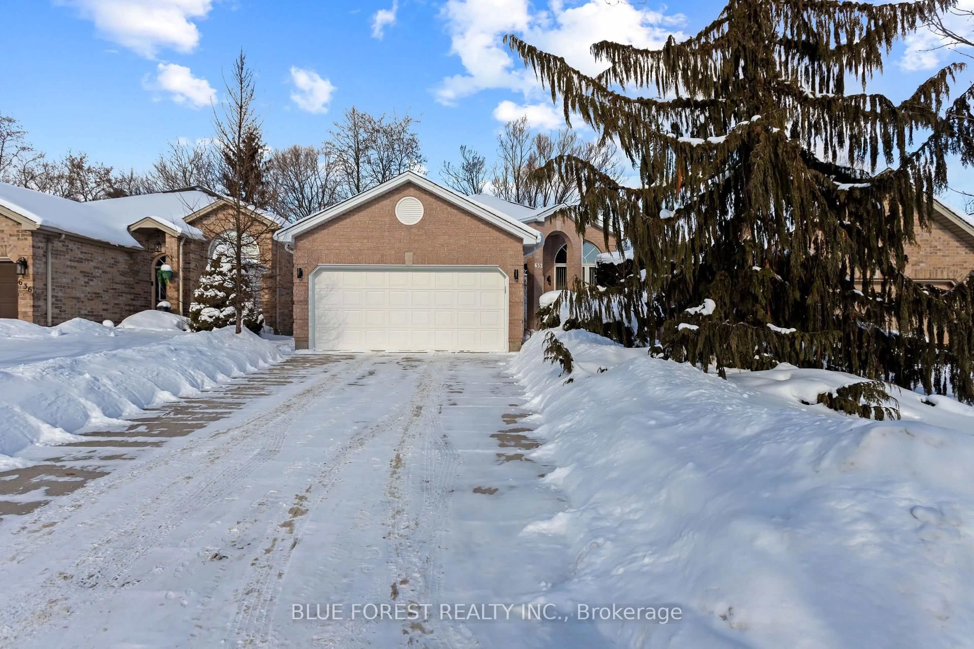 A pic from outside/outdoor area/front of a property/back of a property/a pic from drone, street for 632 Thornwood Dr, London North Ontario N6H 5J6