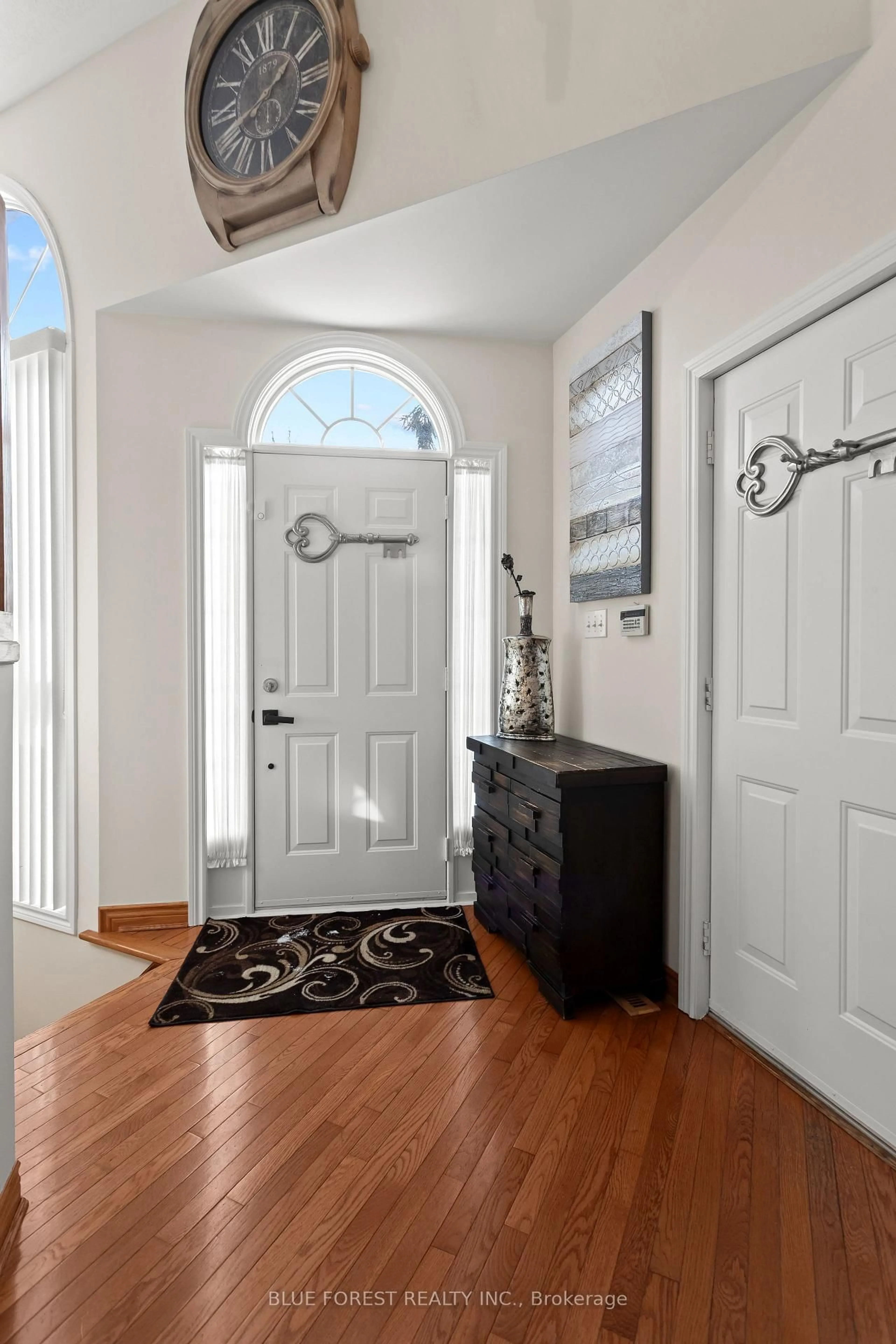 Indoor entryway for 632 Thornwood Dr, London North Ontario N6H 5J6