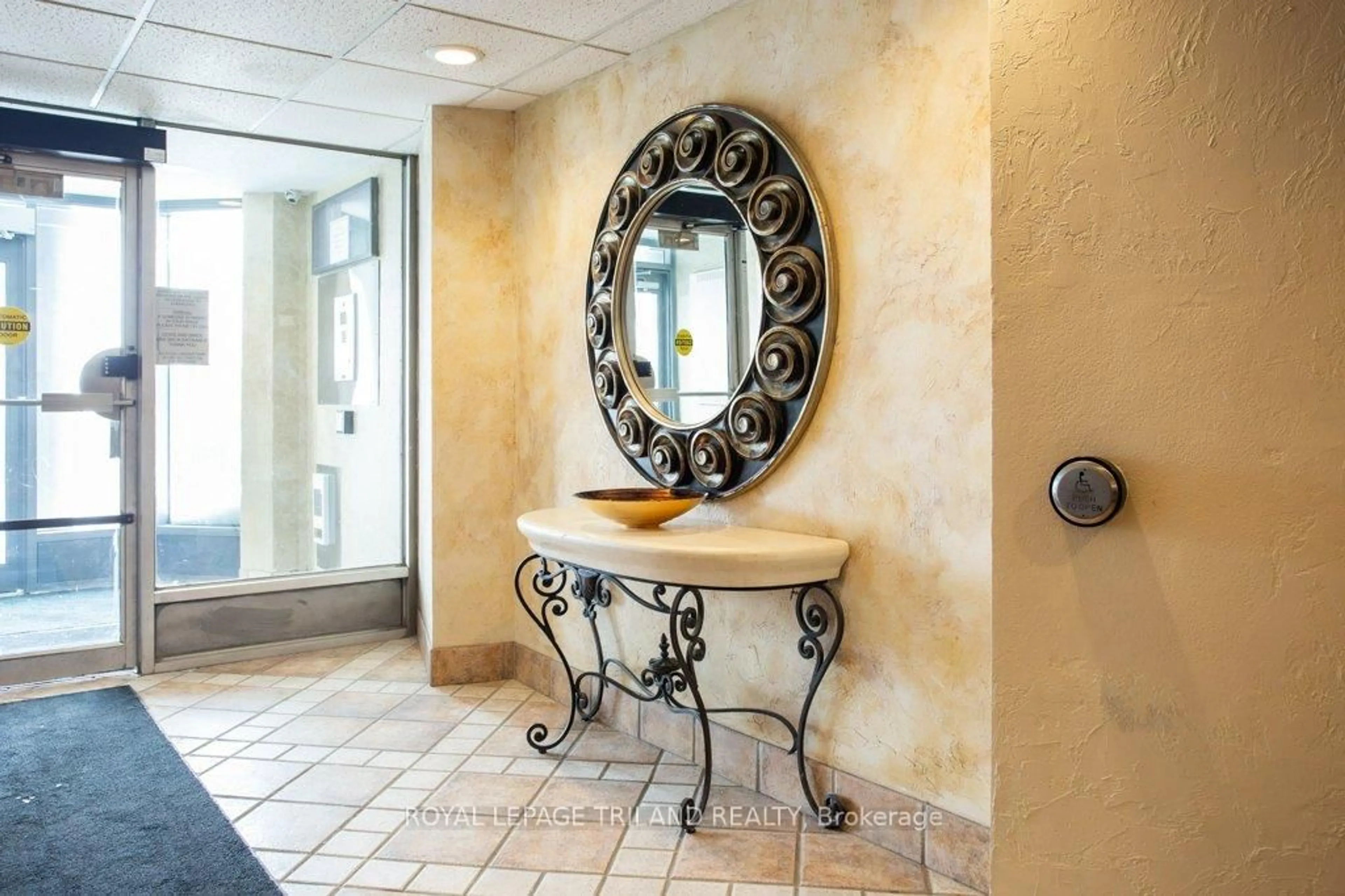 Indoor foyer for 55 Green Valley Dr #1002, Kitchener Ontario N2P 1Z6