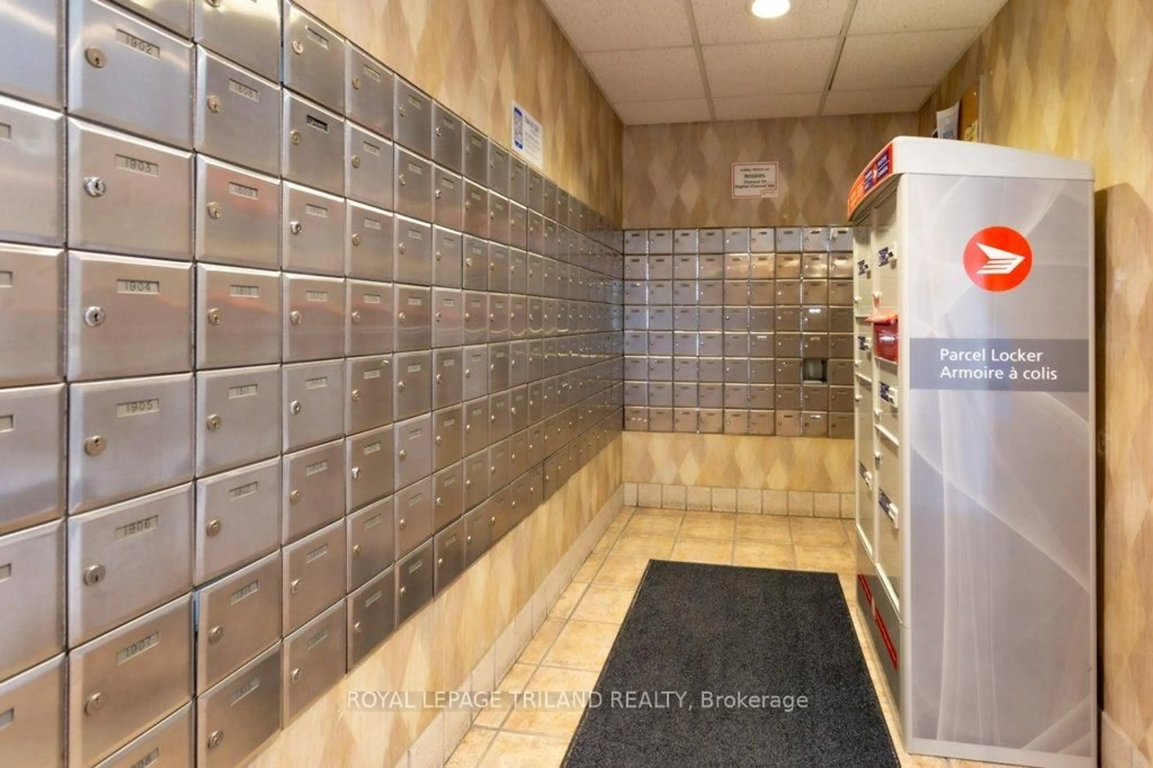 Indoor foyer for 55 Green Valley Dr #1002, Kitchener Ontario N2P 1Z6