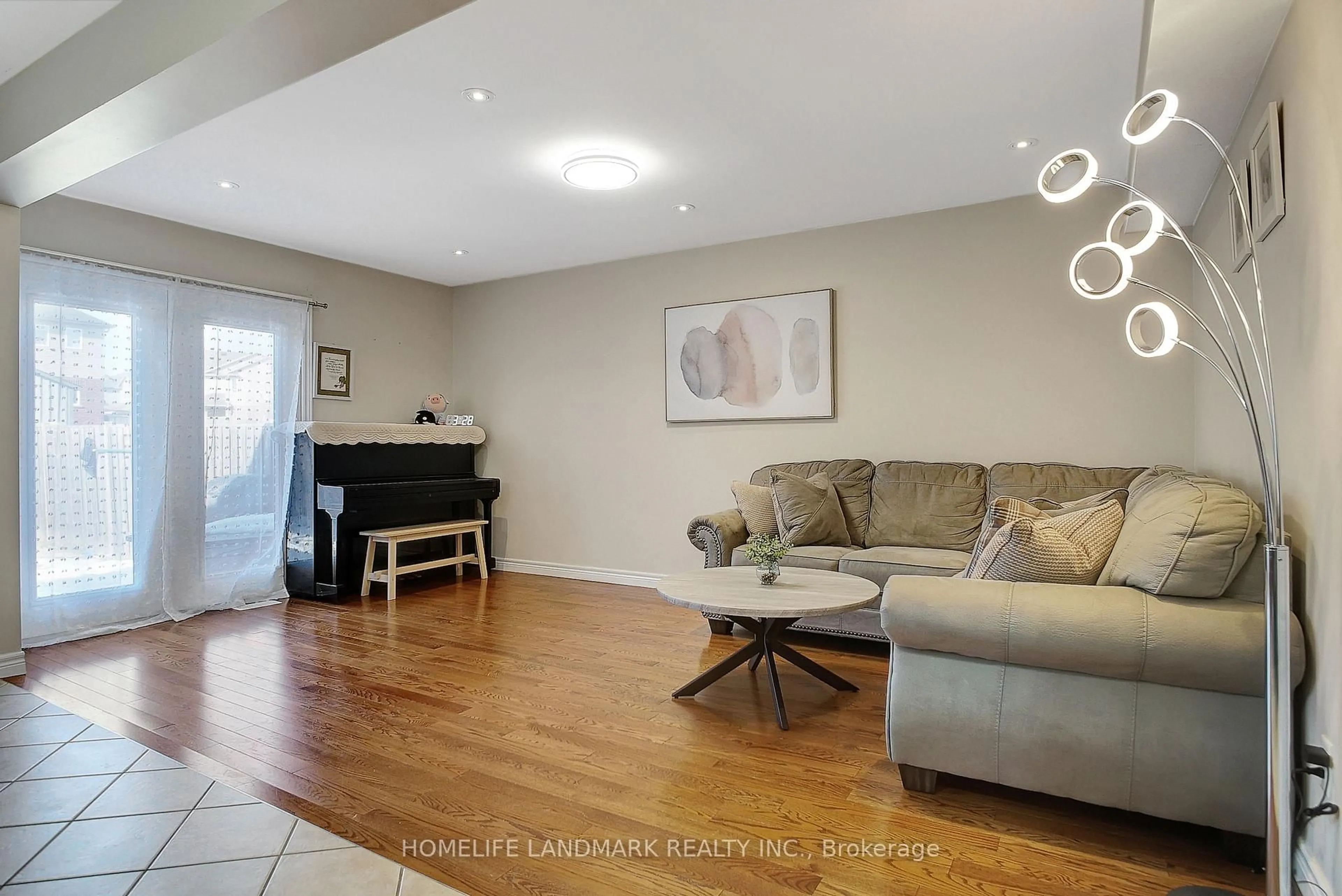 Living room with furniture, unknown for 328 vincent Dr, North Dumfries Ontario N0B 1E0