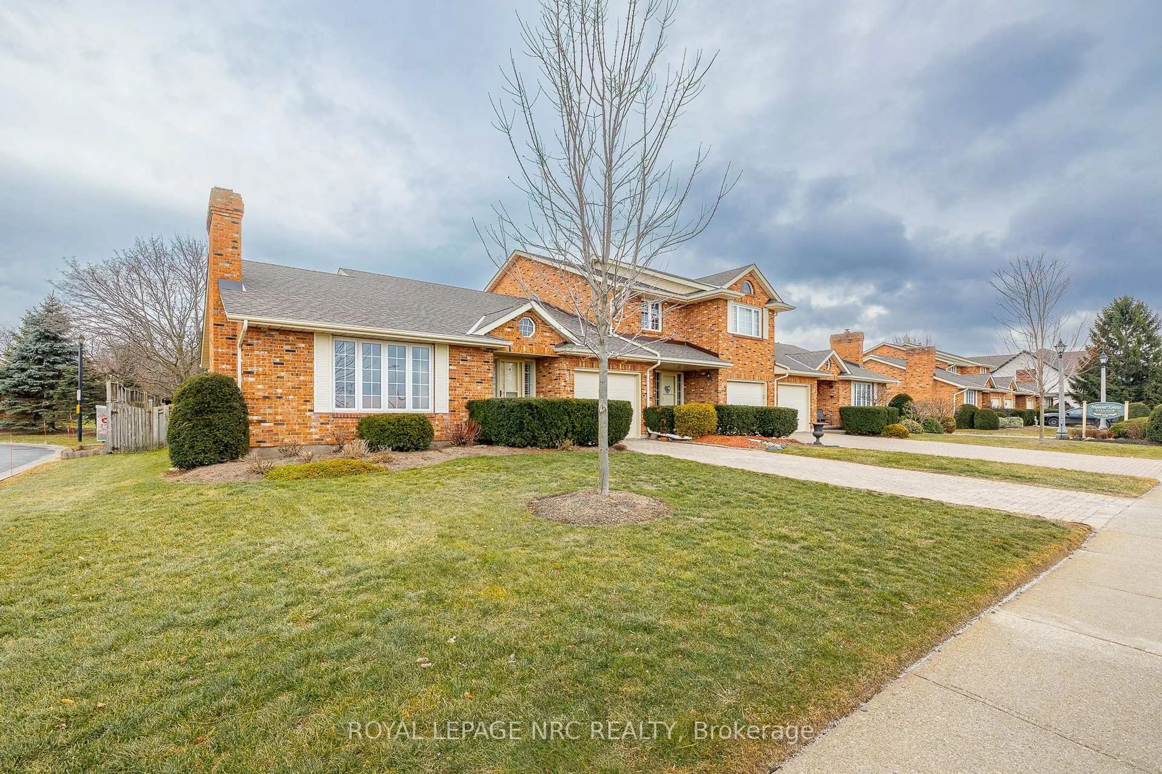 Home with brick exterior material, street for 2720 Mewburn Rd #3, Niagara Falls Ontario L2J 4J5