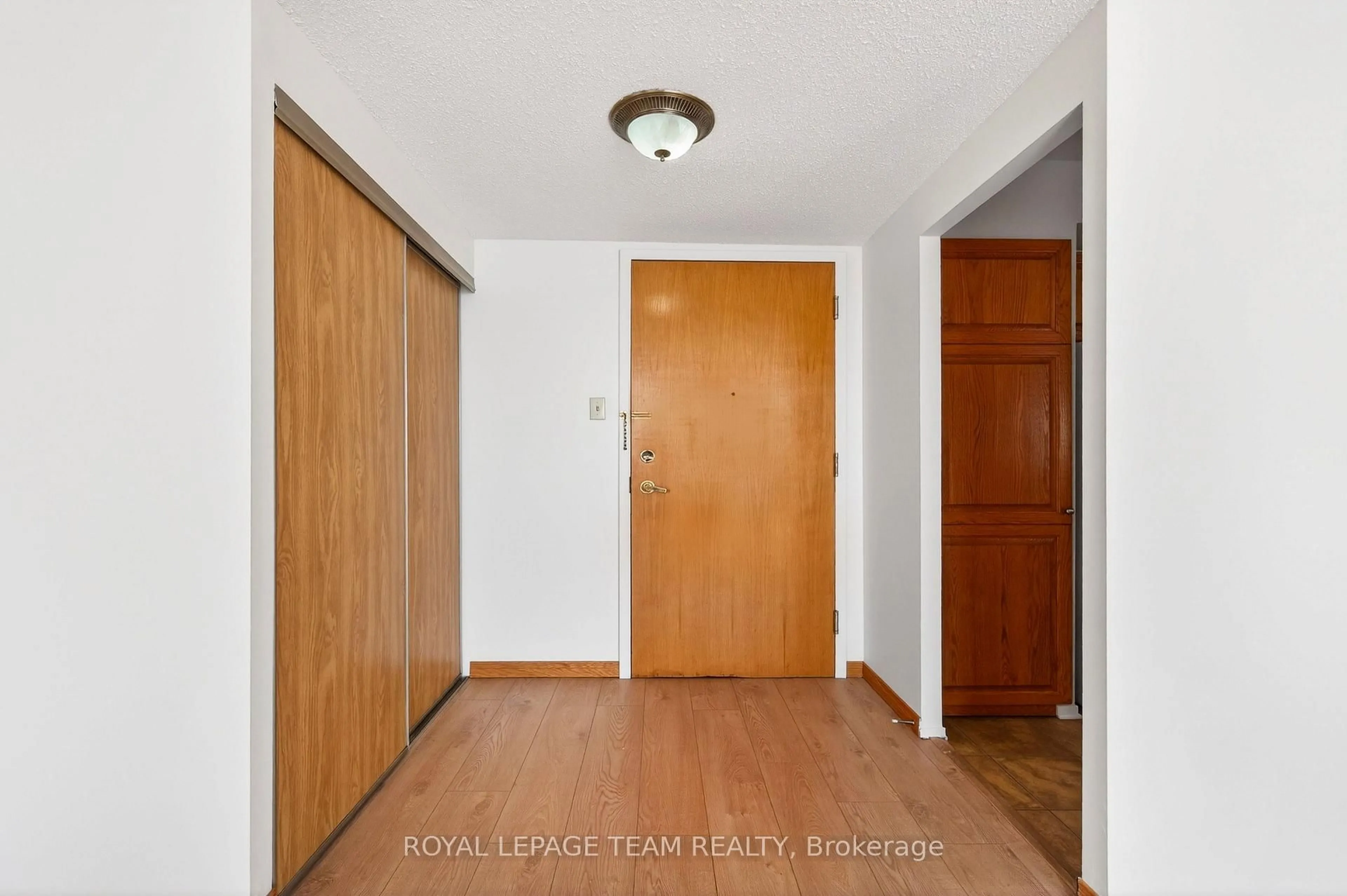 Indoor entryway for 2760 Carousel Cres #1506, Ottawa Ontario K1T 2N4