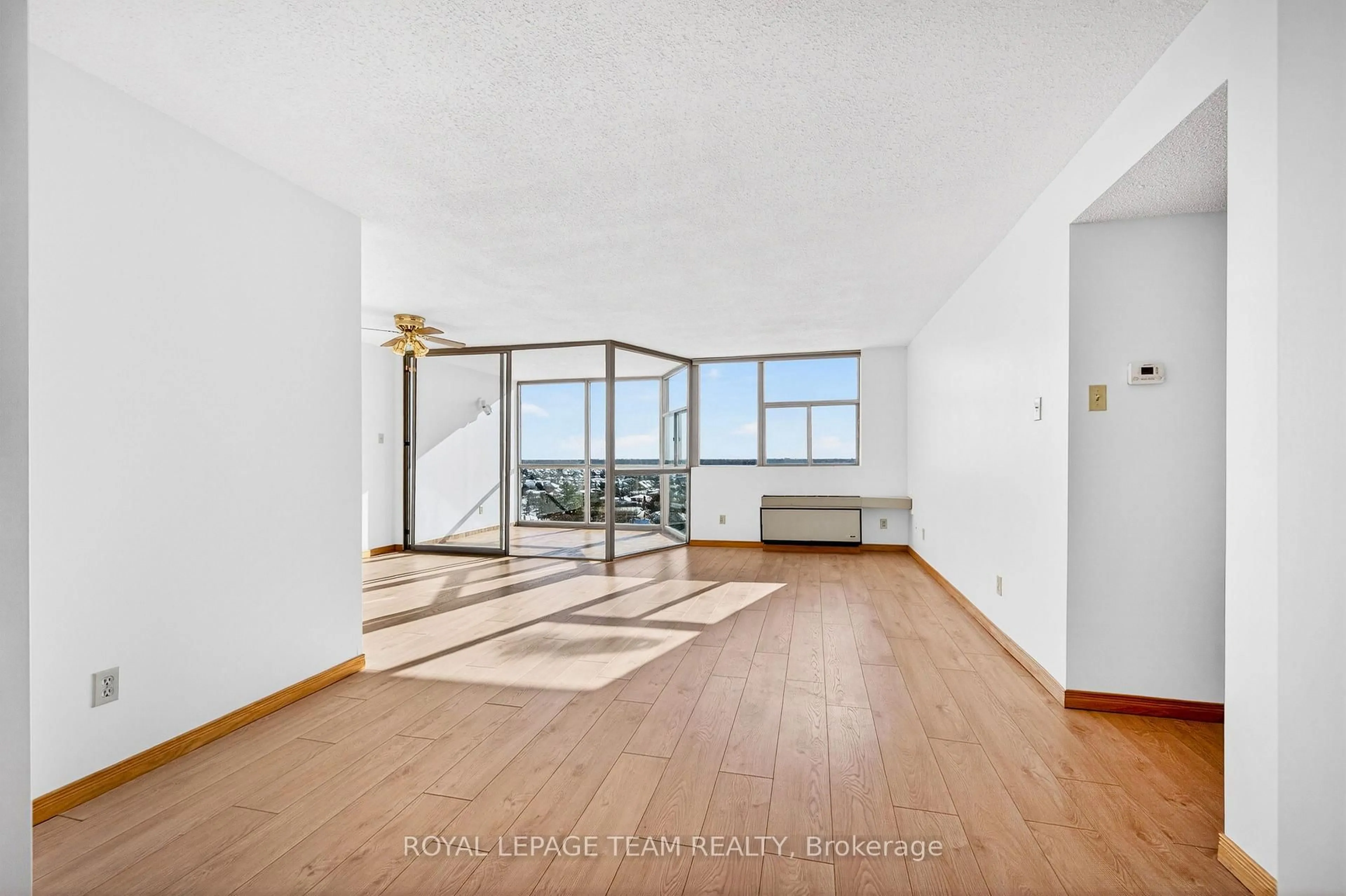 Indoor foyer for 2760 Carousel Cres #1506, Ottawa Ontario K1T 2N4