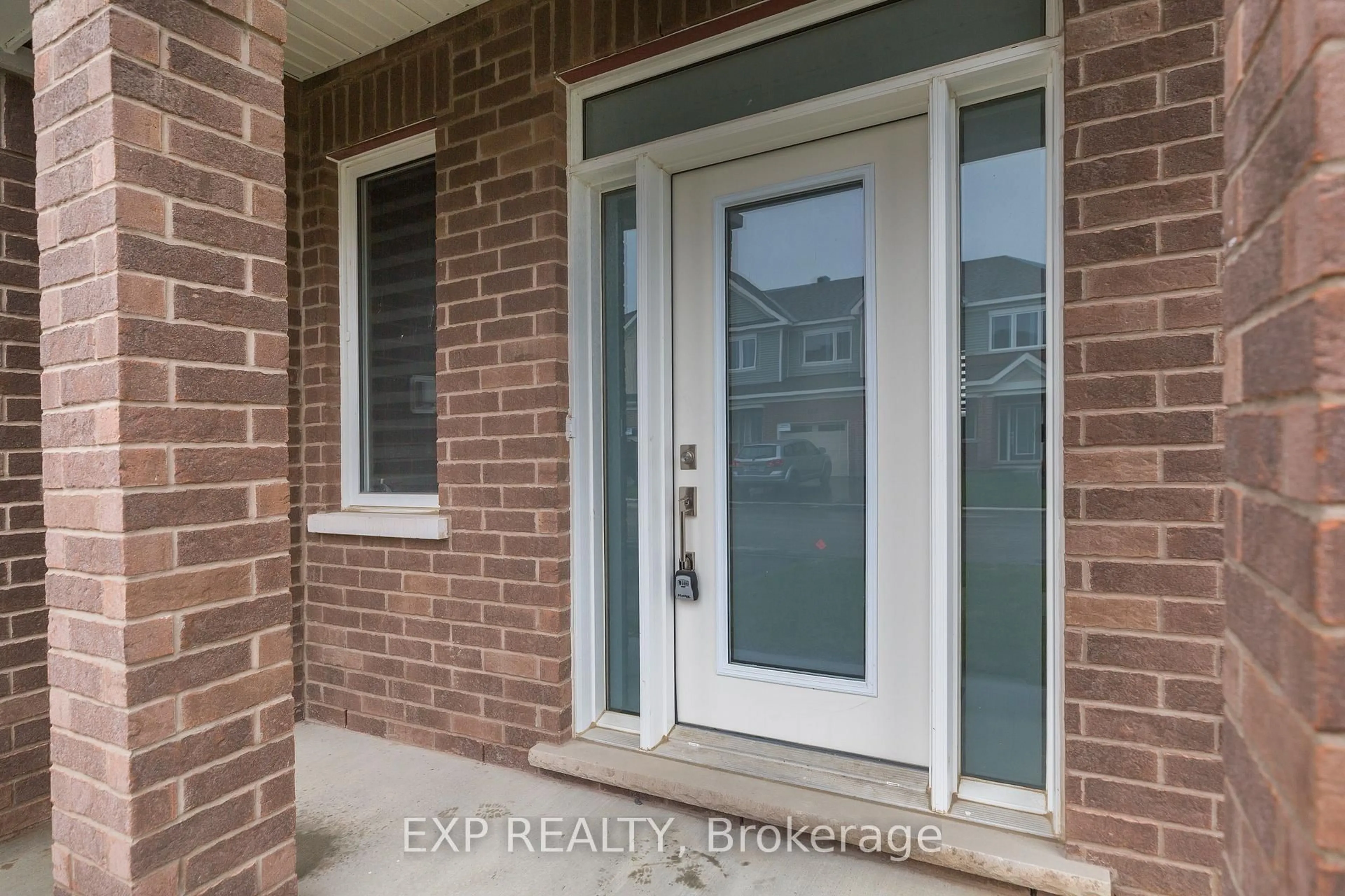 Indoor entryway for 516 Loury Row, Ottawa Ontario K1W 0M7