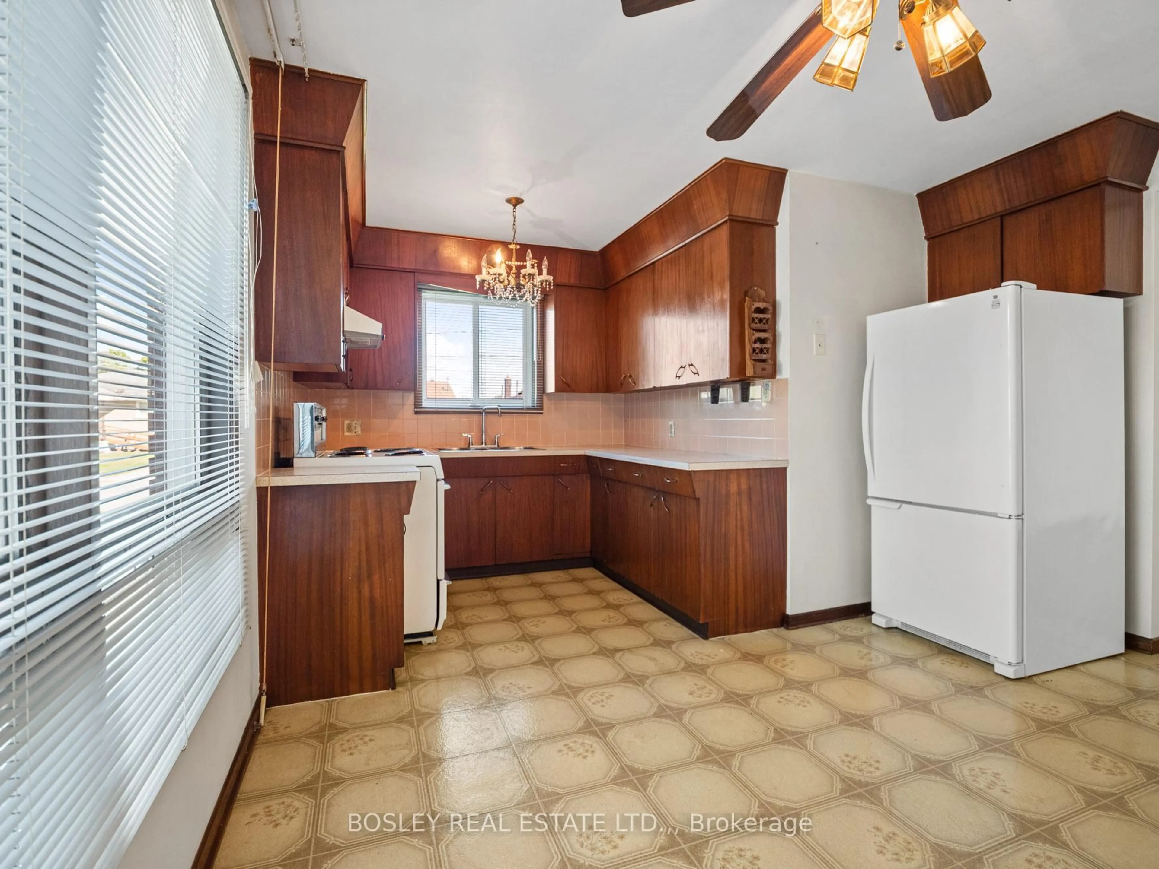 Standard kitchen, ceramic/tile floor for 276 Gross Ave, Welland Ontario L3C 2V2