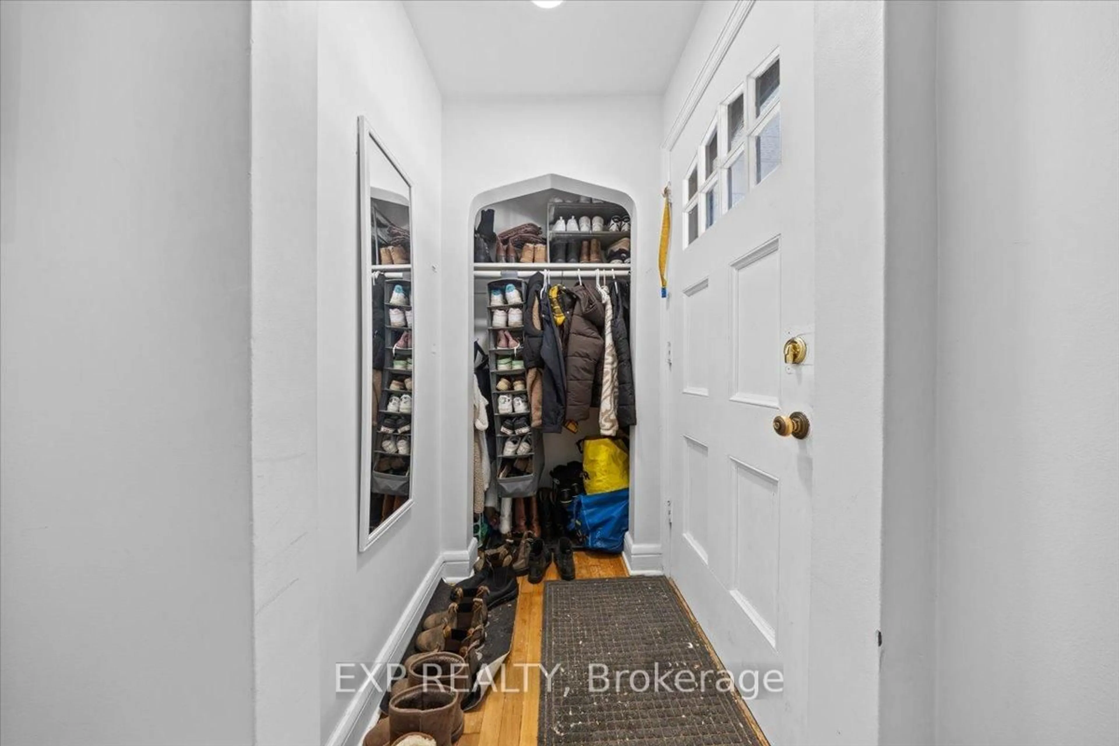 Indoor entryway for 494 Wentworth Ave, Ottawa Ontario K2B 5K1