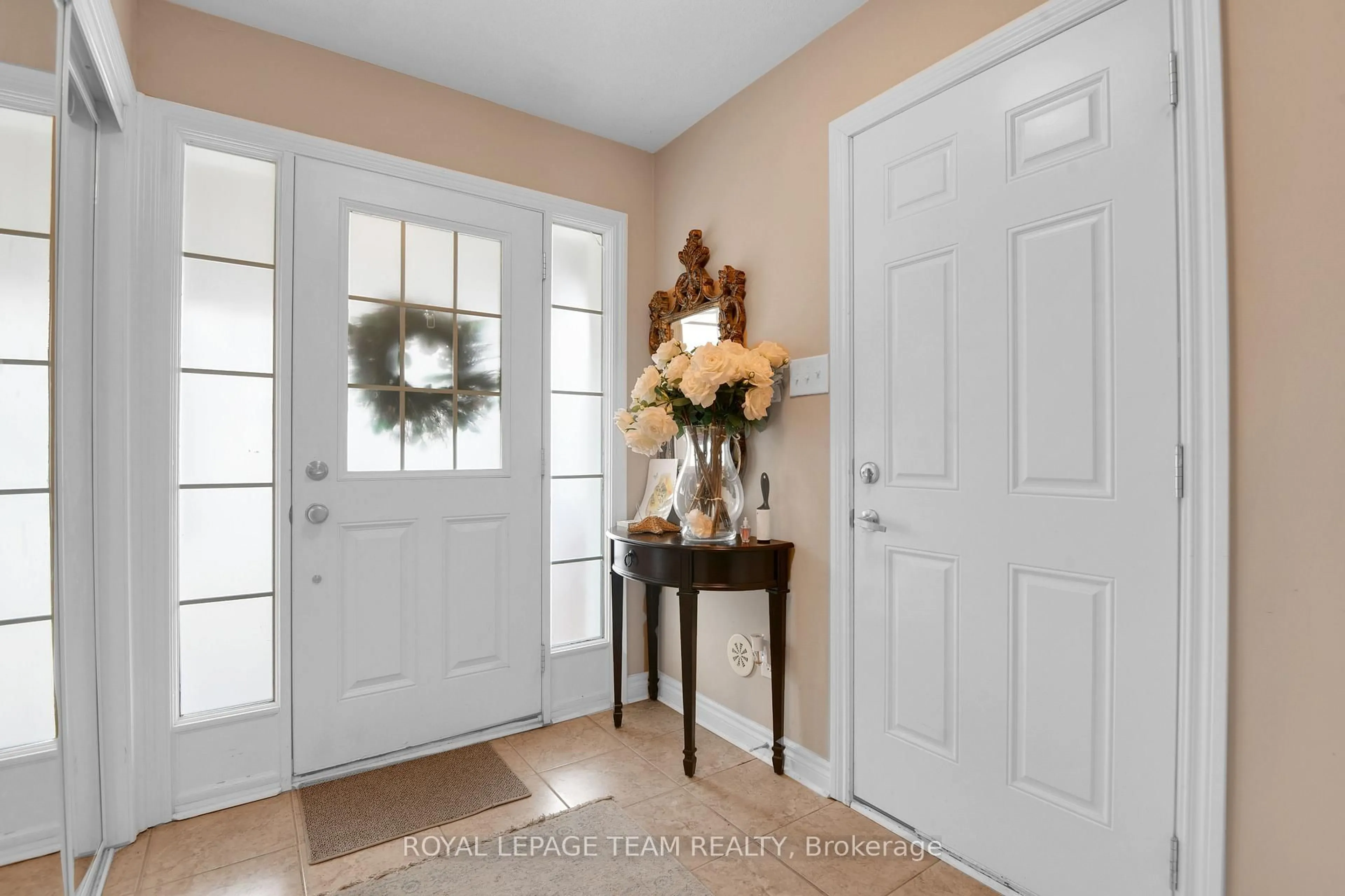 Indoor entryway for 920 Messor Cres, Ottawa Ontario K2S 0P2