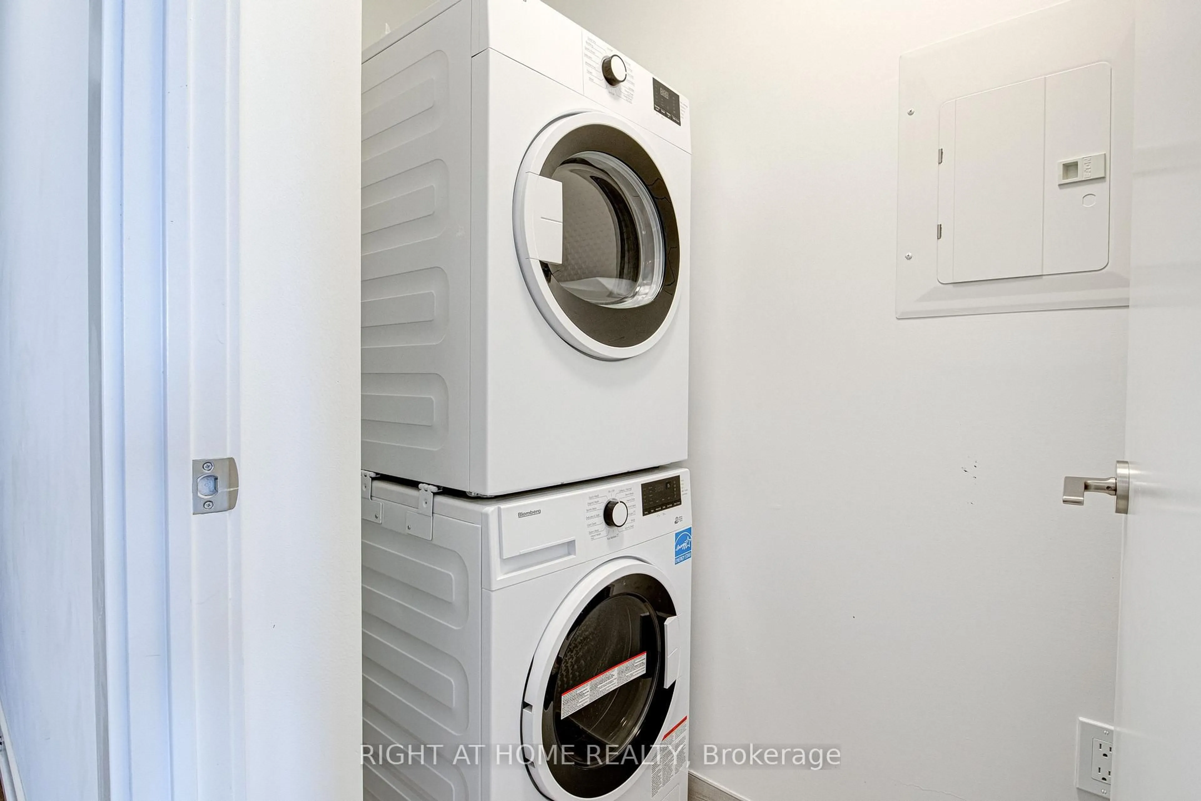 Laundry room for 15 Wellington St #2905, Kitchener Ontario N2G 0E4