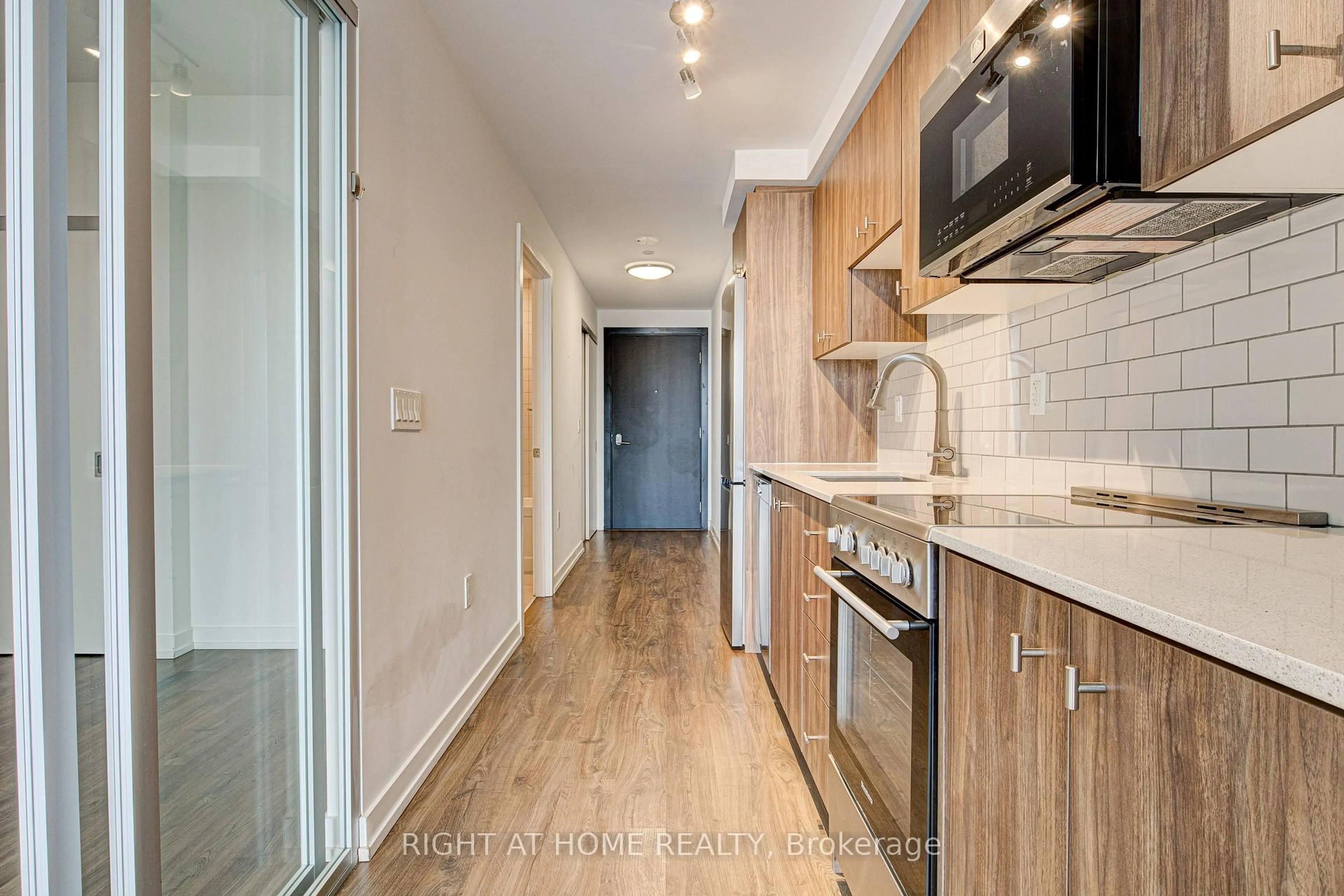 Standard kitchen, wood/laminate floor for 15 Wellington St #2905, Kitchener Ontario N2G 0E4