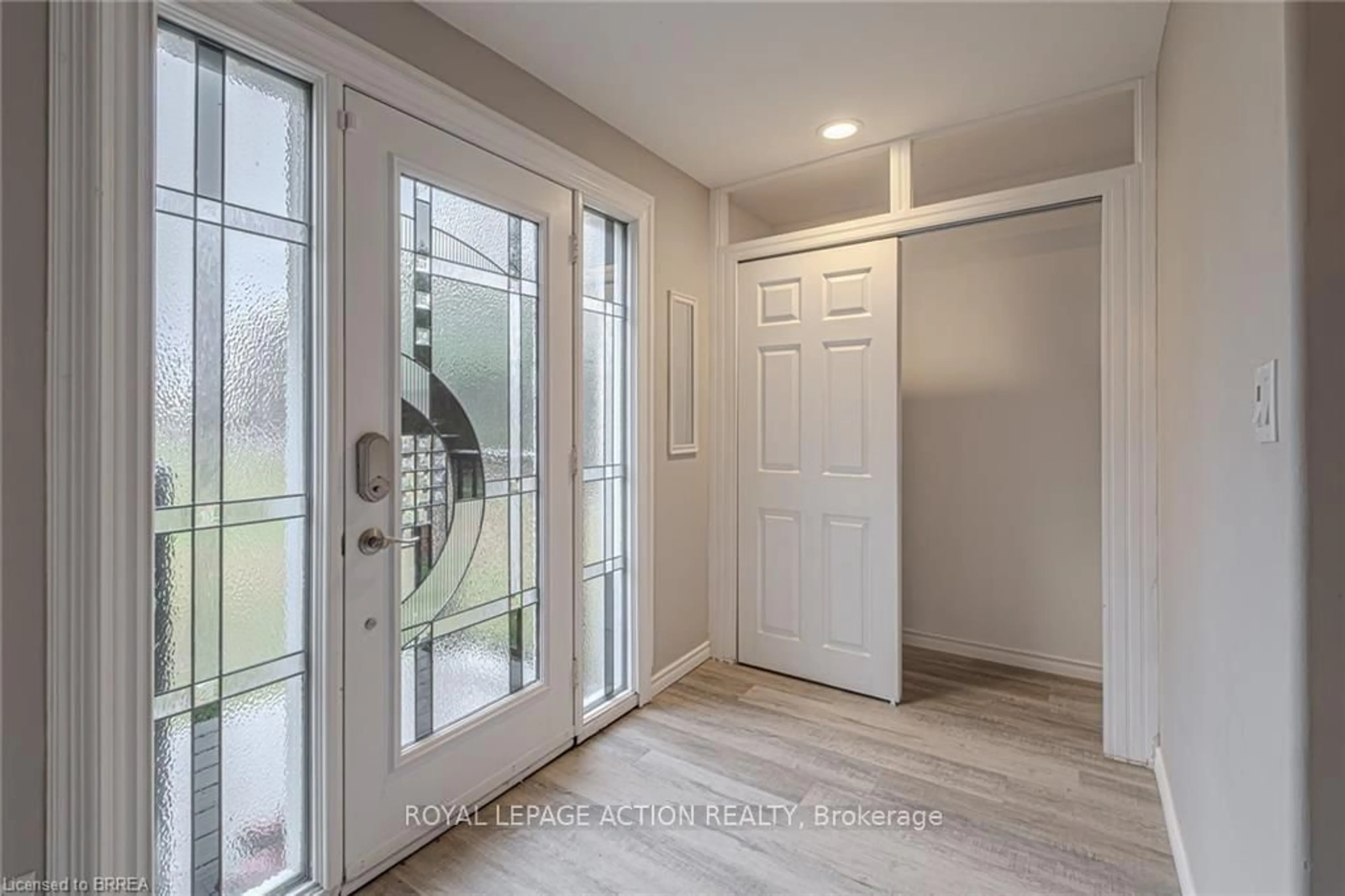 Indoor entryway for 534 Mount Pleasant Rd, Brantford Ontario N3T 5L5