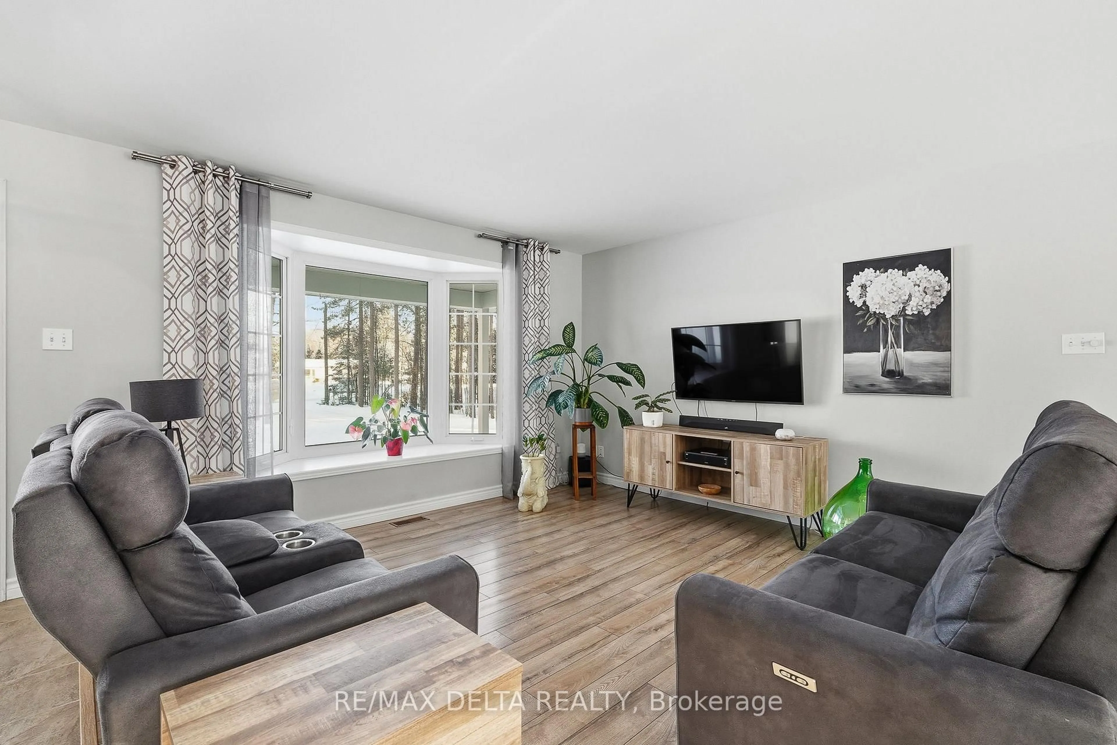 Living room with furniture, wood/laminate floor for 392 Concession 4 Concession, Alfred and Plantagenet Ontario K0B 1L0