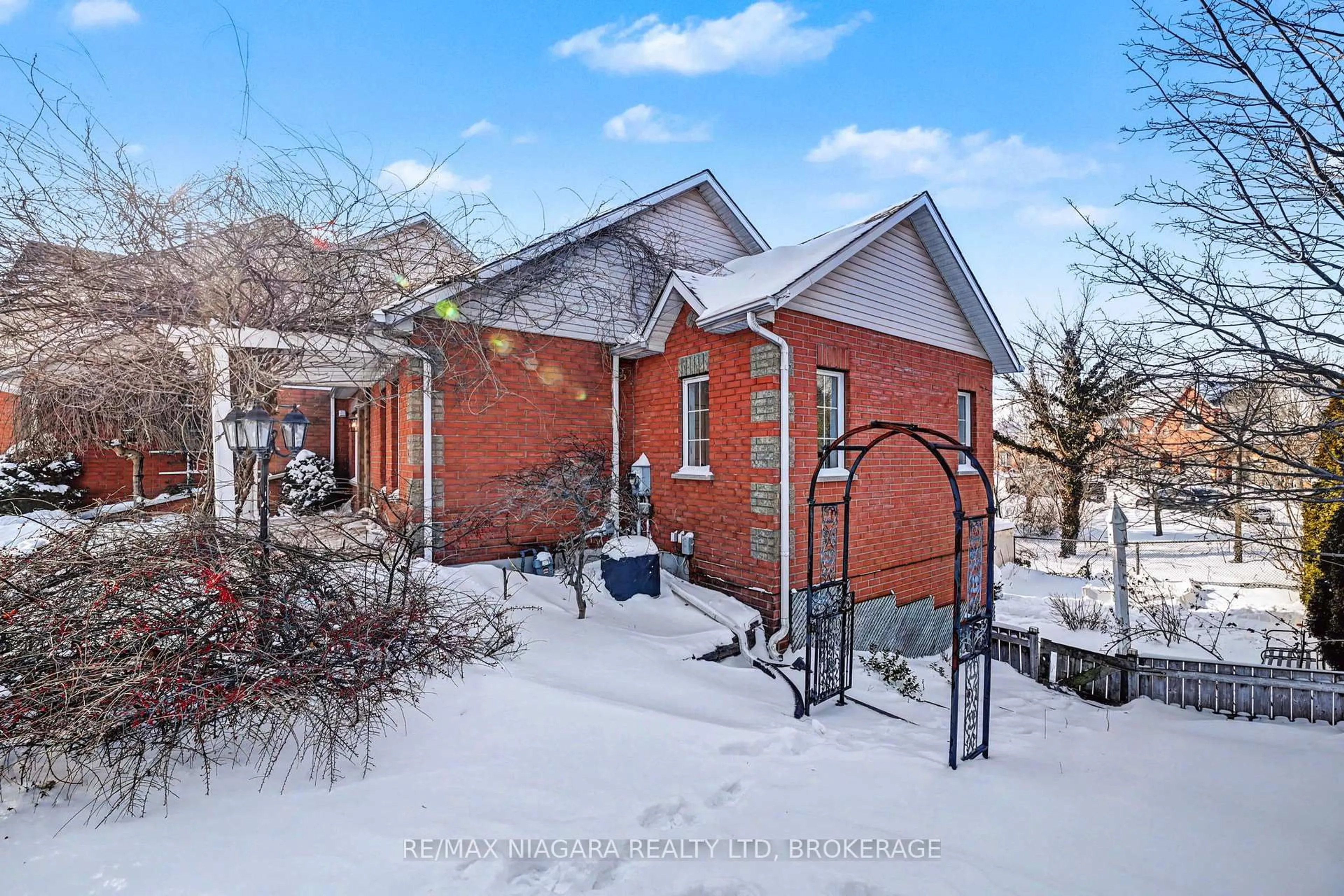 A pic from outside/outdoor area/front of a property/back of a property/a pic from drone, street for 41 Morrison Cres, Grimsby Ontario L3M 5K5