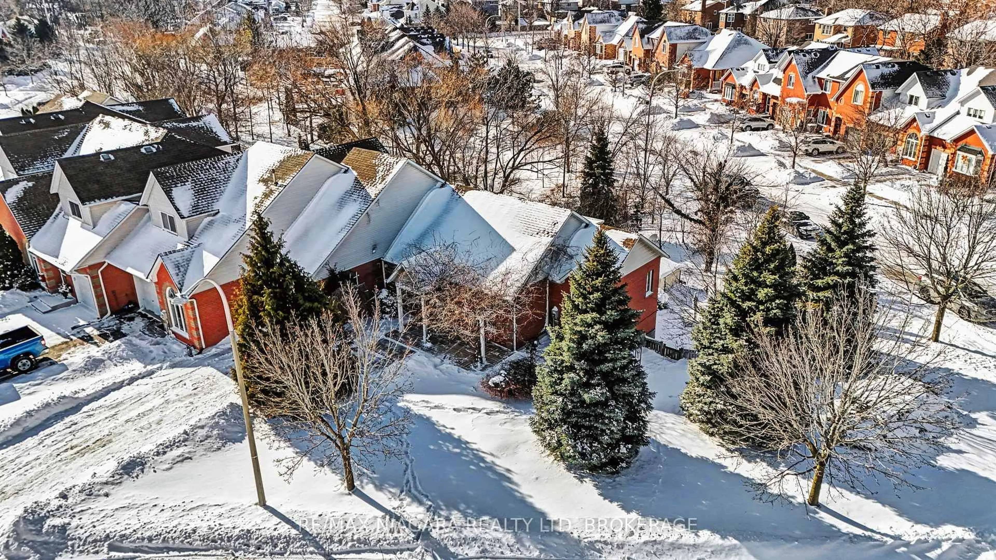 A pic from outside/outdoor area/front of a property/back of a property/a pic from drone, city buildings view from balcony for 41 Morrison Cres, Grimsby Ontario L3M 5K5