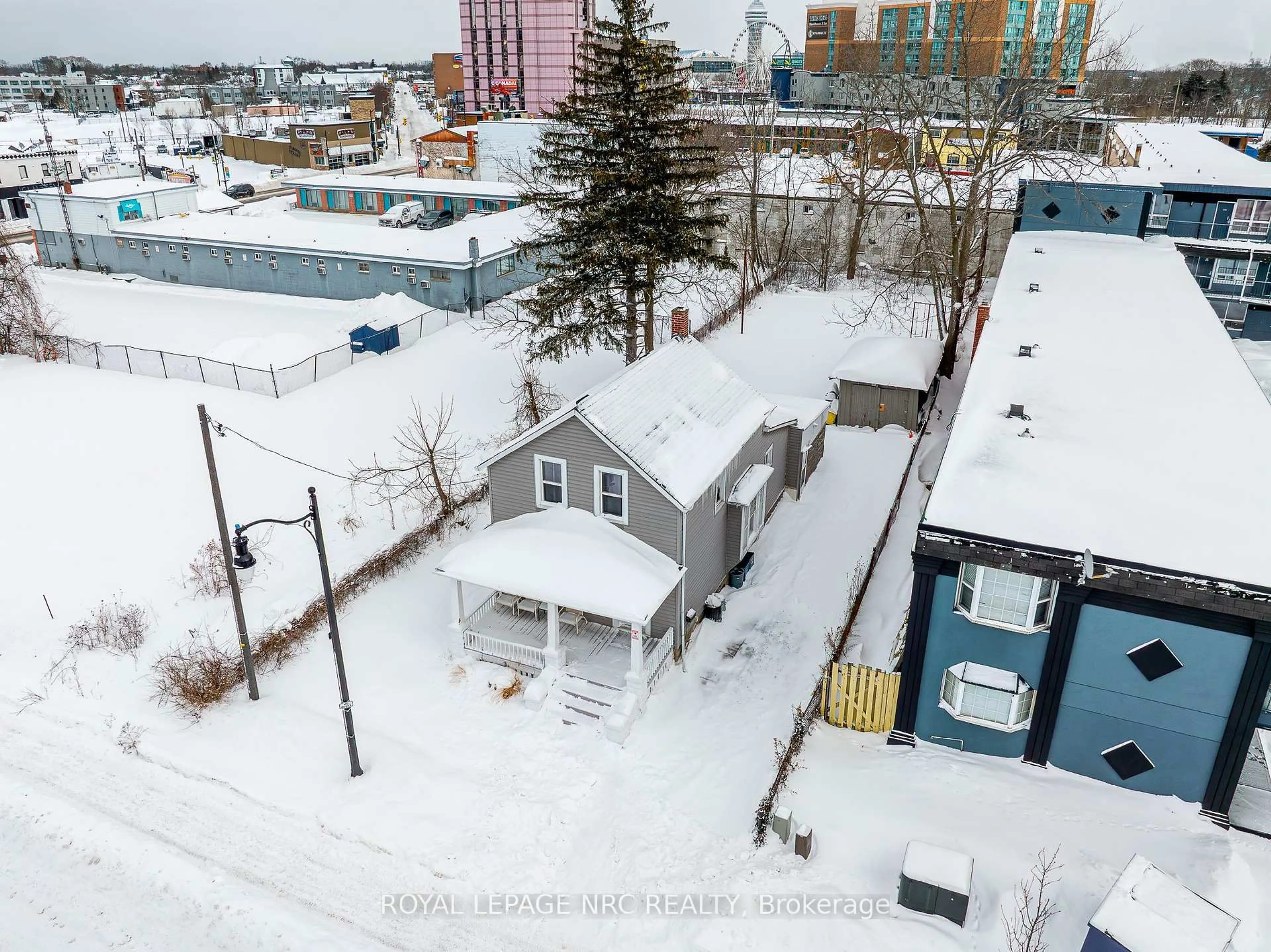 A pic from outside/outdoor area/front of a property/back of a property/a pic from drone, city buildings view from balcony for 5930 Fallsview Ave, Niagara Falls Ontario L2G 3V5