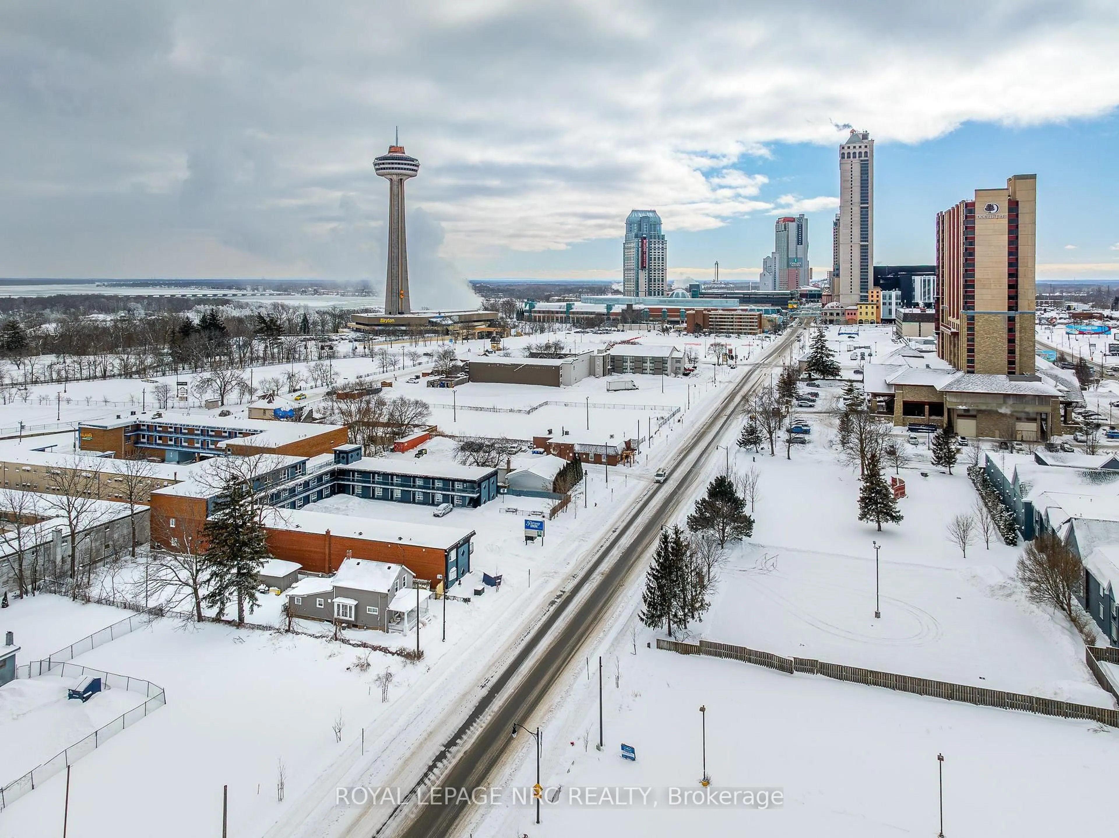 A pic from outside/outdoor area/front of a property/back of a property/a pic from drone, city buildings view from balcony for 5930 Fallsview Ave, Niagara Falls Ontario L2G 3V5