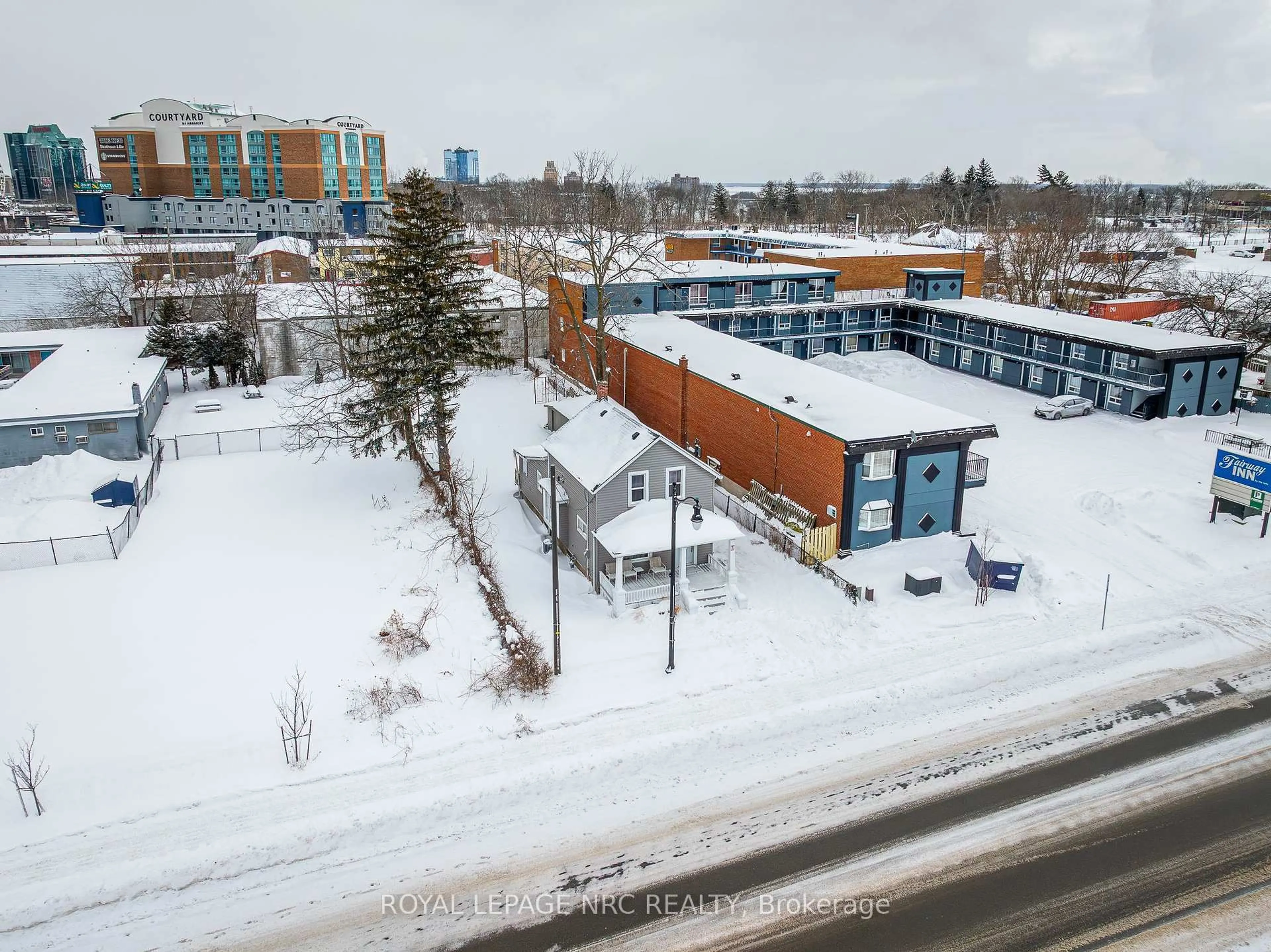 A pic from outside/outdoor area/front of a property/back of a property/a pic from drone, unknown for 5930 Fallsview Ave, Niagara Falls Ontario L2G 3V5