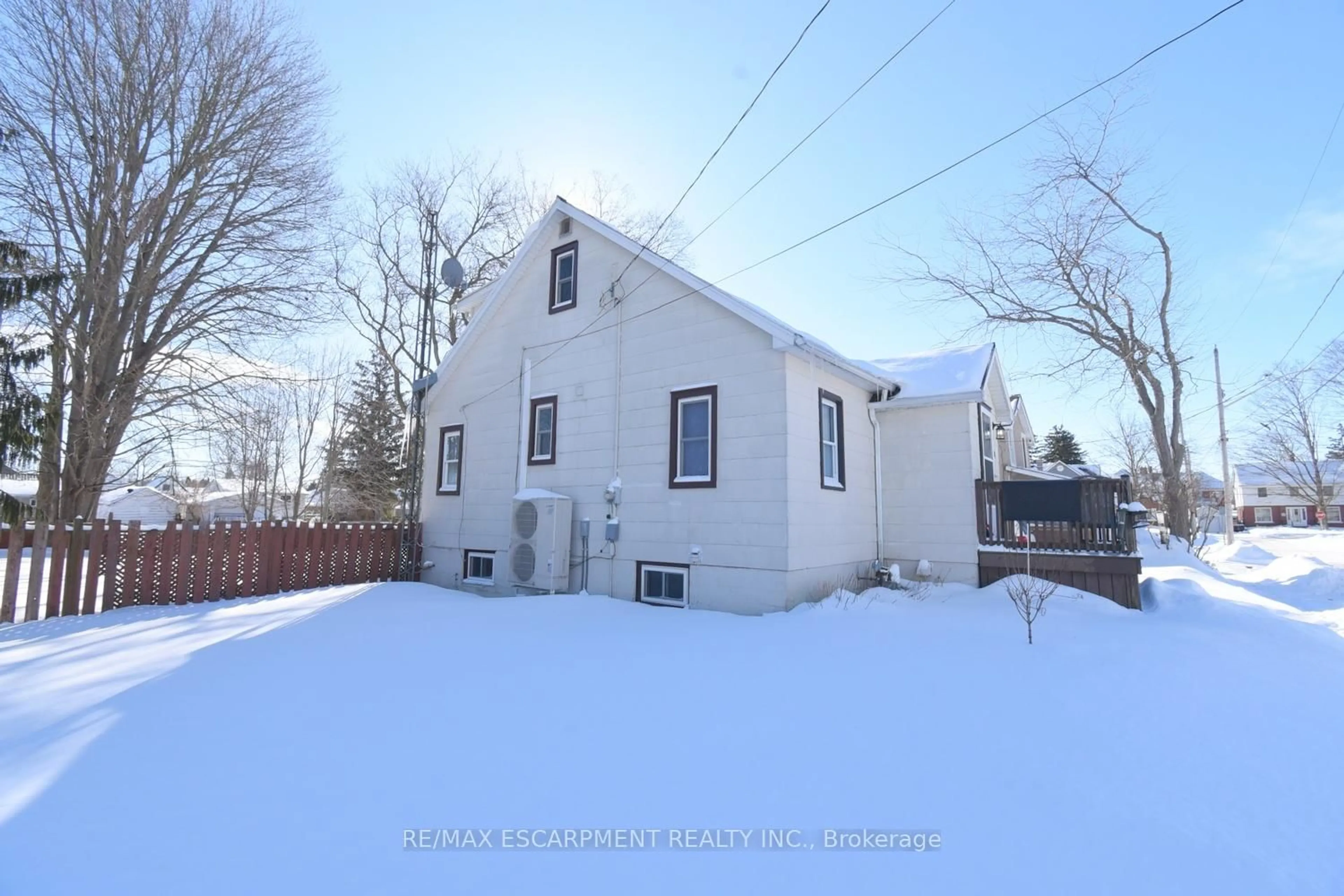 A pic from outside/outdoor area/front of a property/back of a property/a pic from drone, unknown for 411 Ross Ave, Haldimand Ontario N1A 2S2