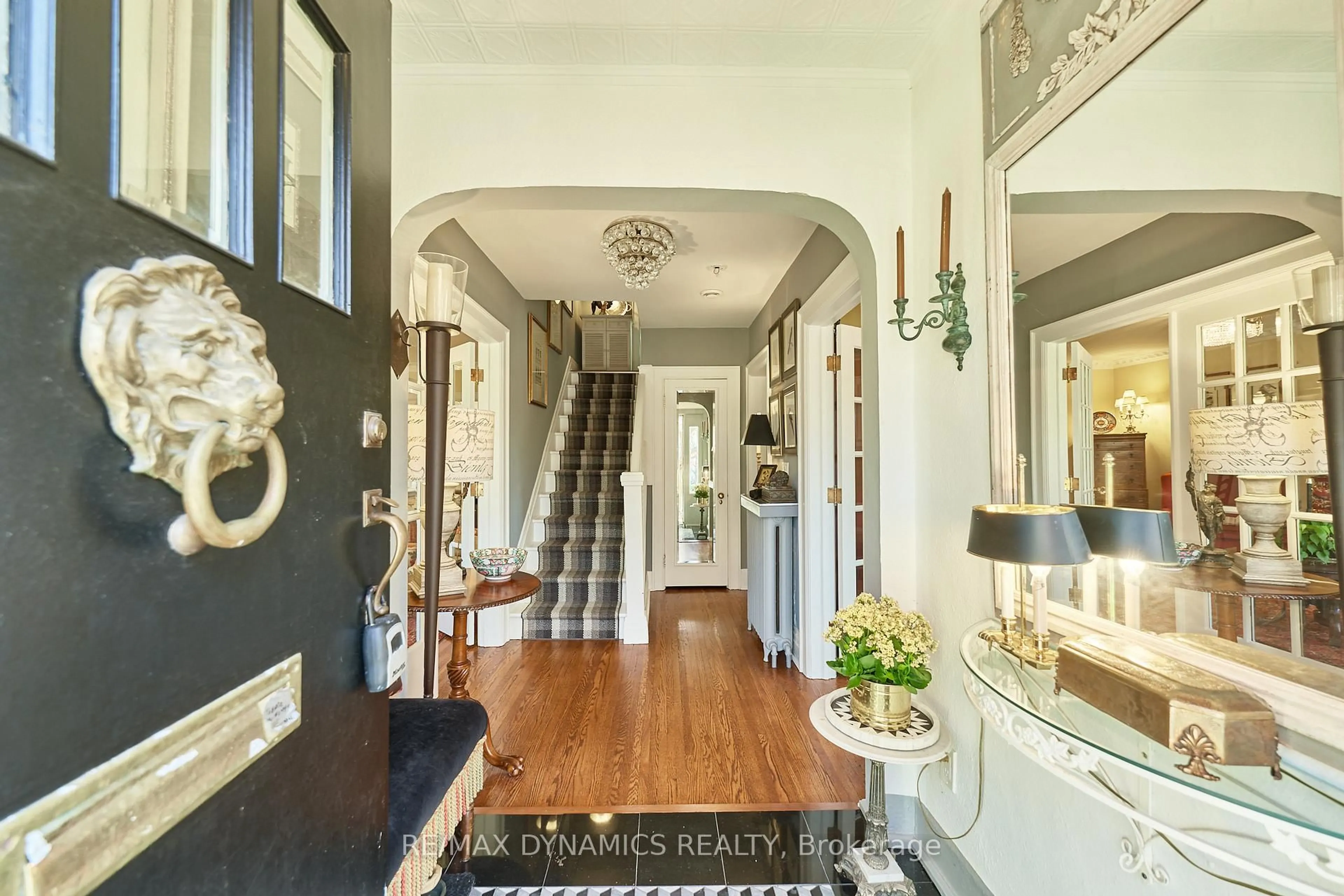 Indoor entryway for 10 Thairs Ave, St. Catharines Ontario L2R 6P1