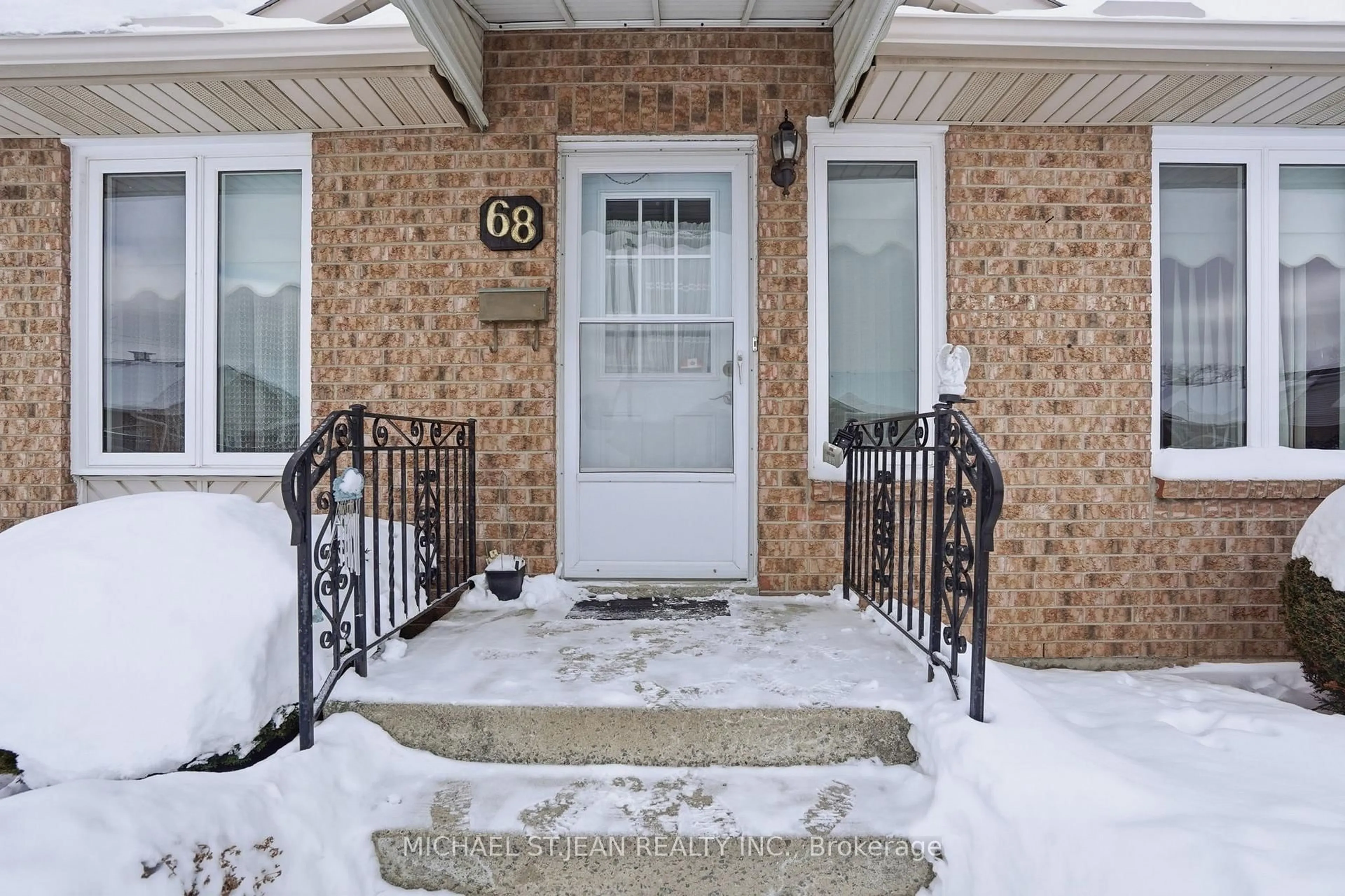 Indoor entryway for 122 Bunting Rd #68, St. Catharines Ontario L2P 3X7