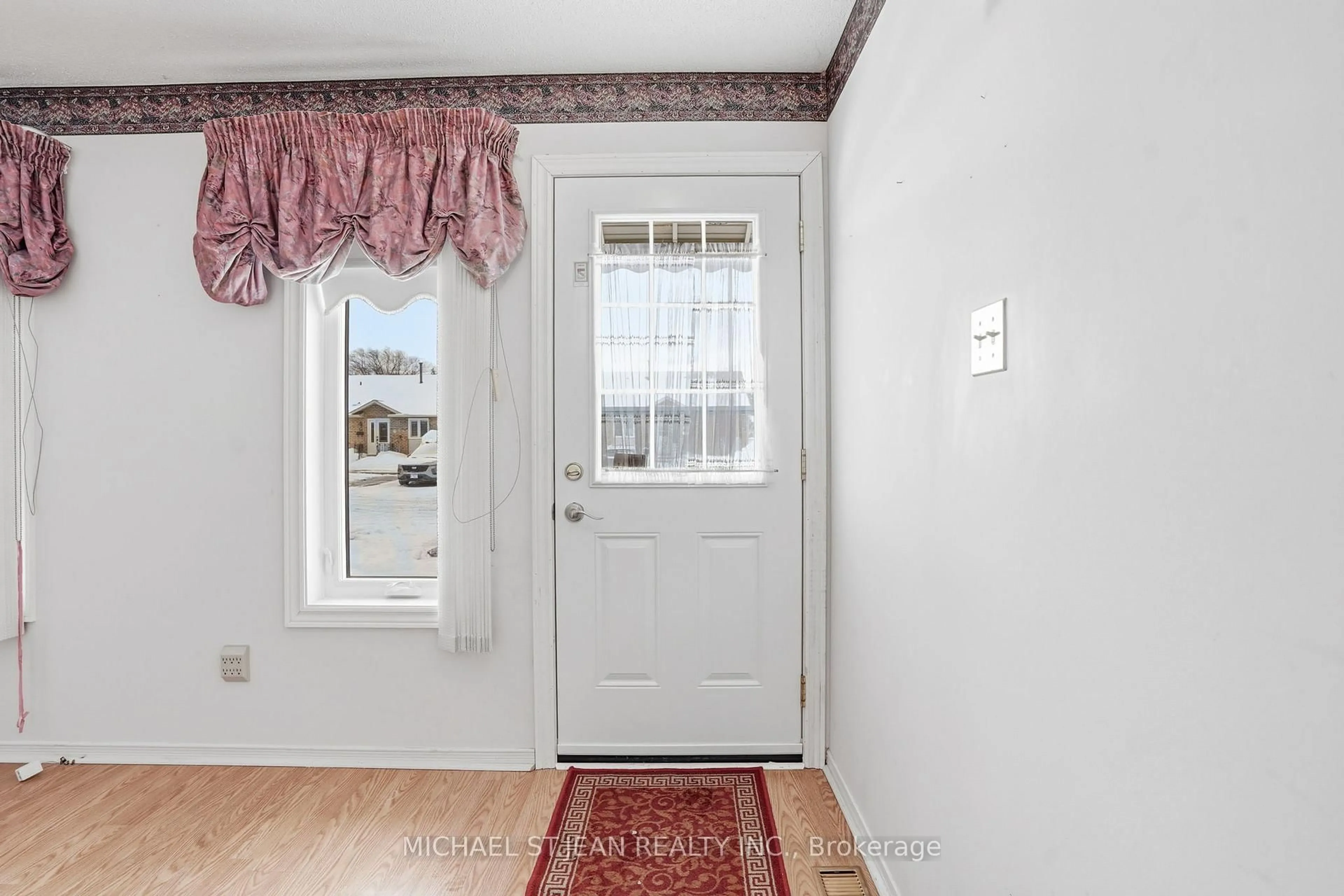 Indoor entryway for 122 Bunting Rd #68, St. Catharines Ontario L2P 3X7