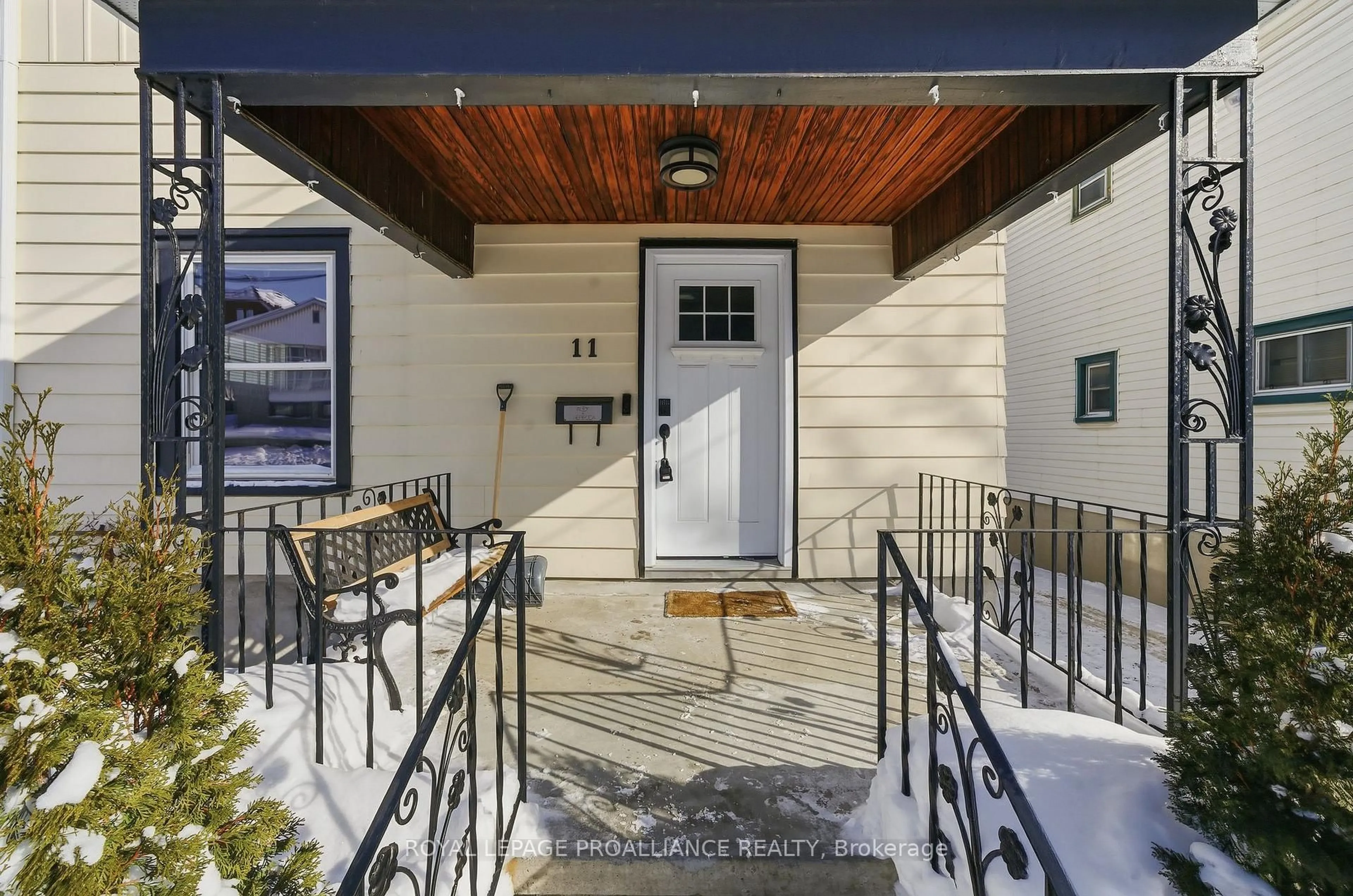 Indoor entryway for 11 Cedar St, Belleville Ontario K8P 3L8