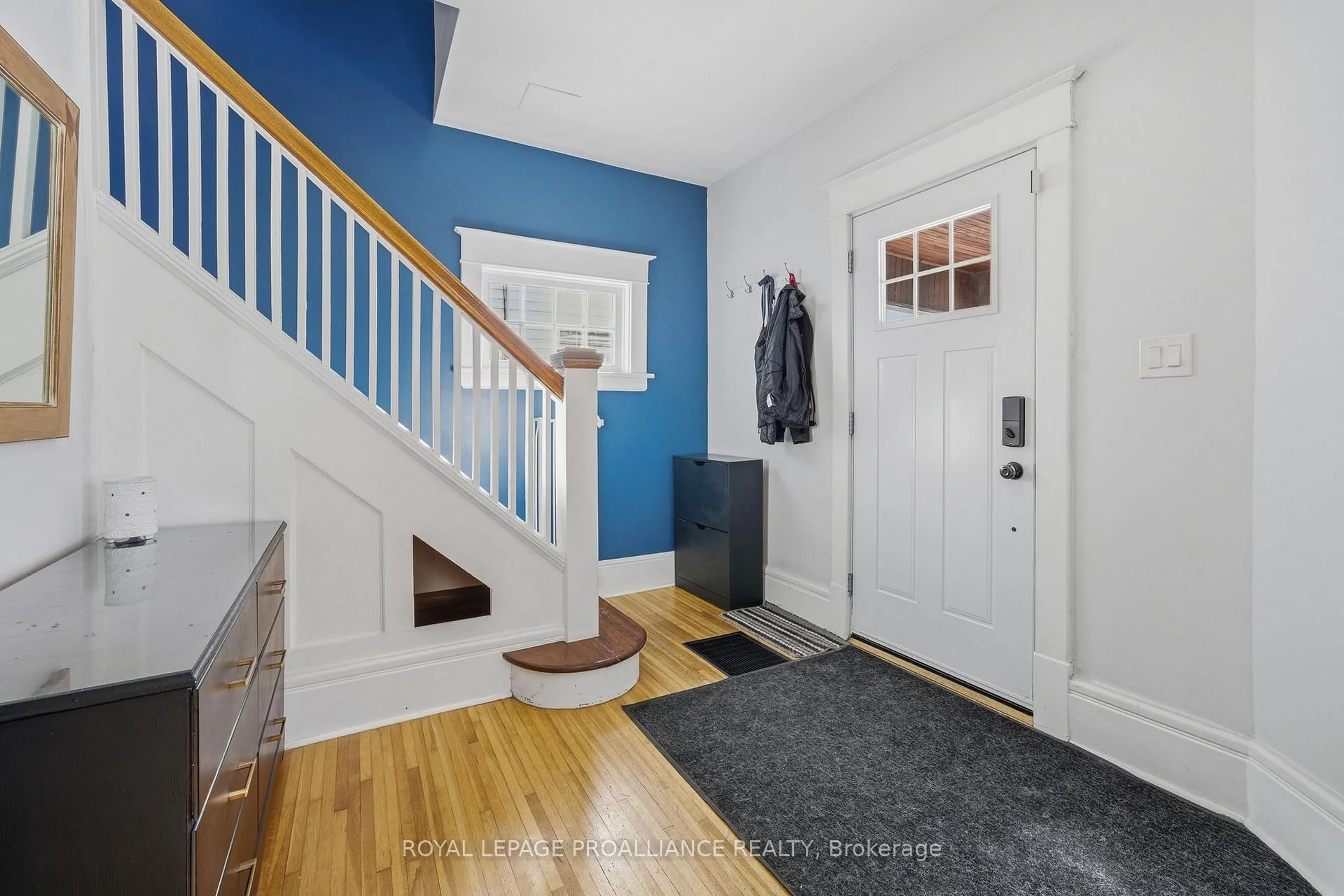 Indoor entryway for 11 Cedar St, Belleville Ontario K8P 3L8