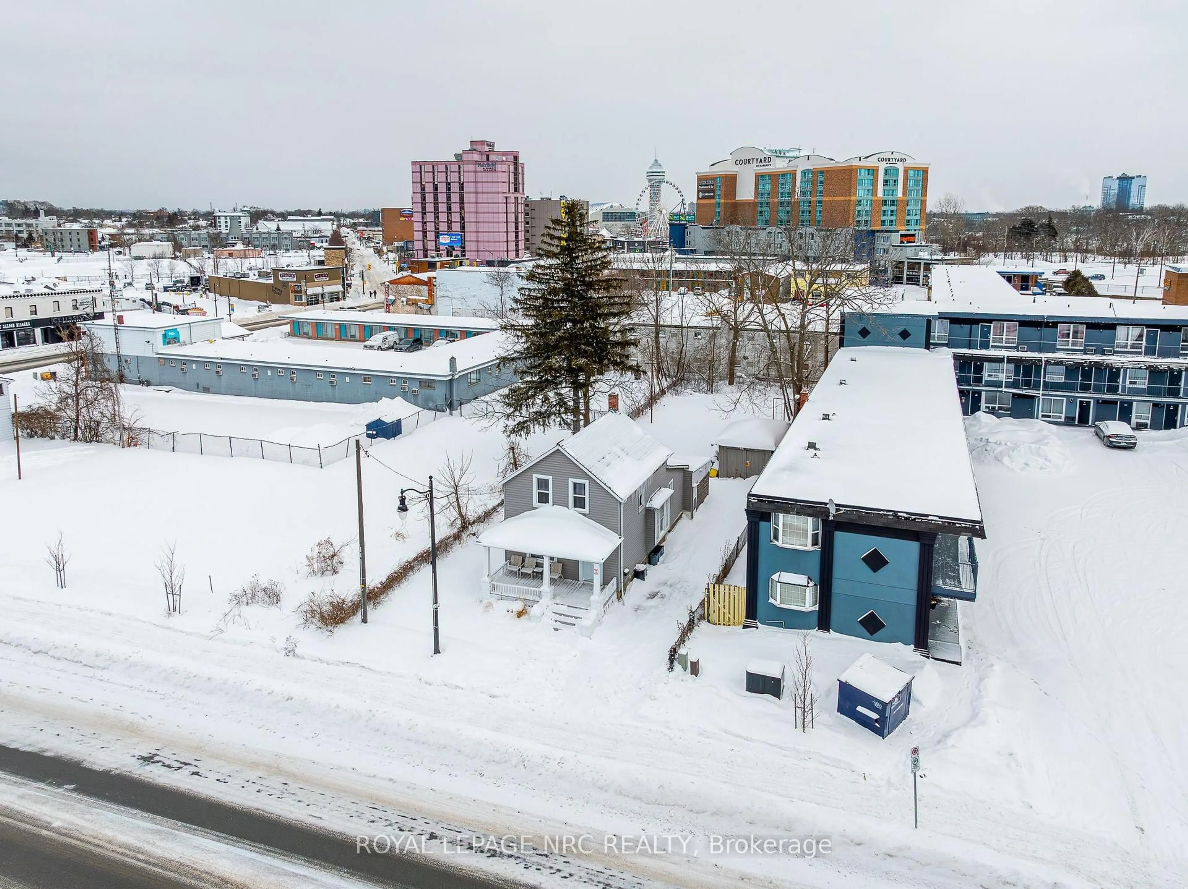 A pic from outside/outdoor area/front of a property/back of a property/a pic from drone, city buildings view from balcony for 5930 Fallsview Ave, Niagara Falls Ontario L2G 3V5