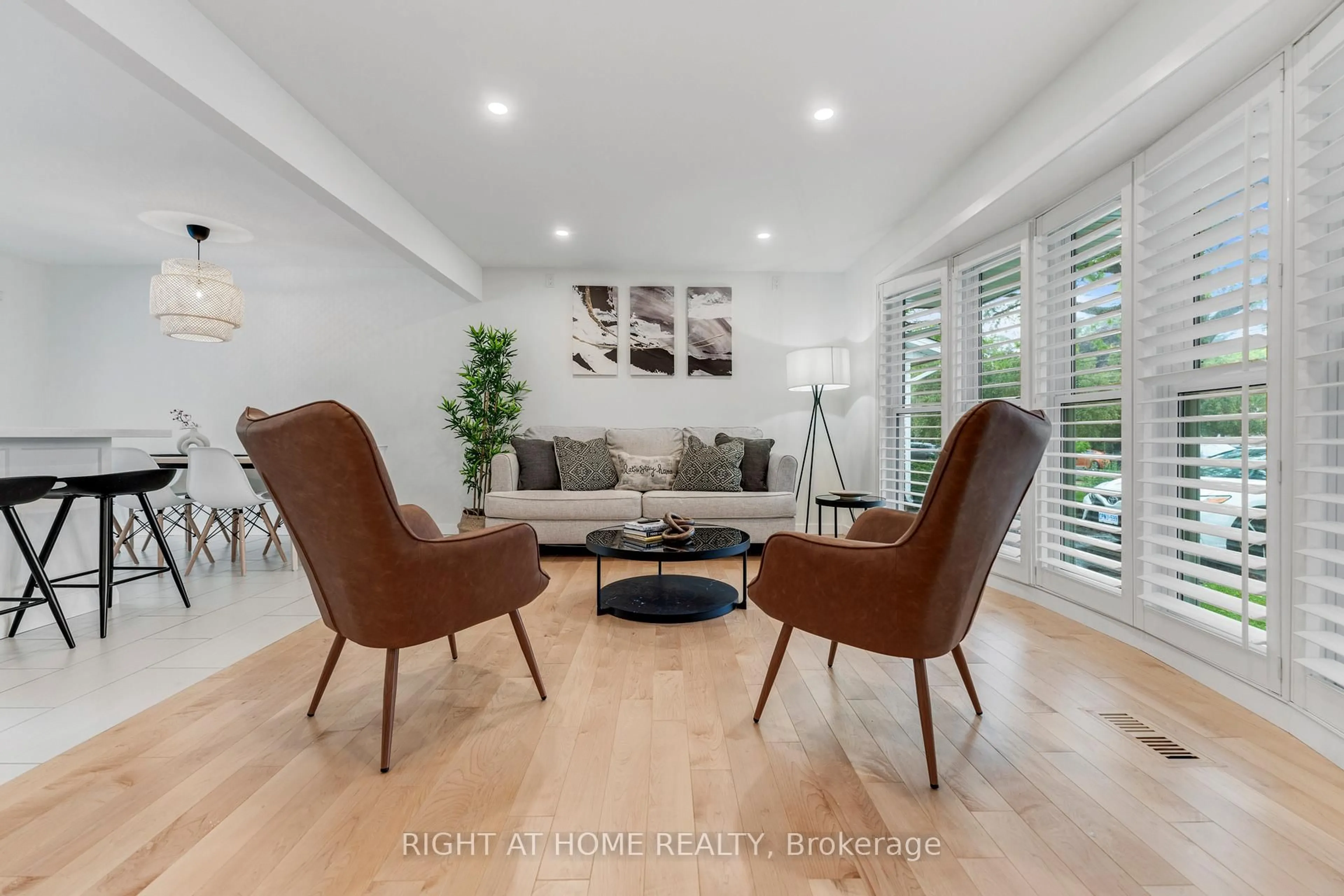 Living room with furniture, wood/laminate floor for 11 Nickel St, St. Catharines Ontario L2M 1L4