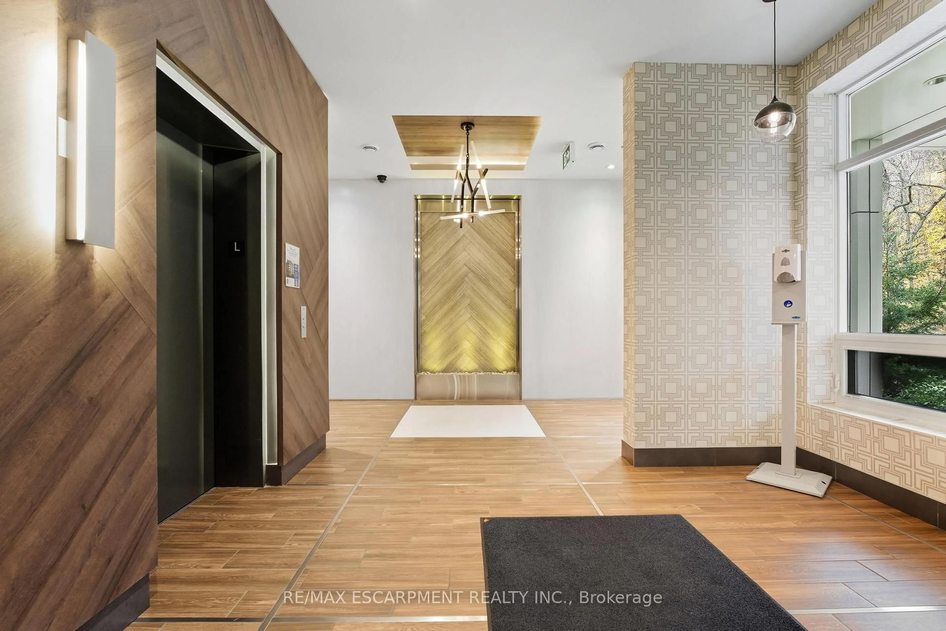 Indoor foyer for 455 Charlton Ave #308, Hamilton Ontario L8N 0B2