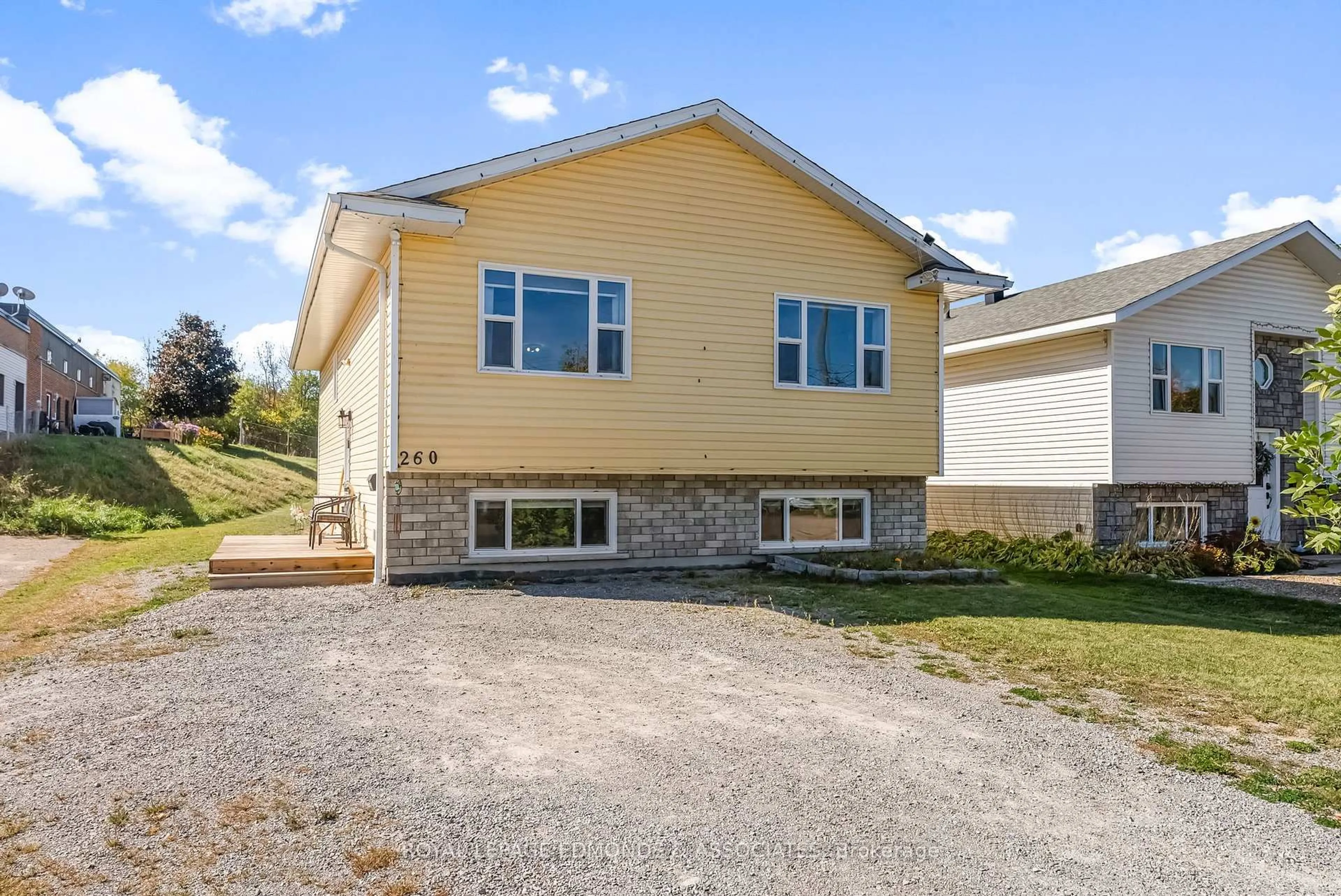 Home with vinyl exterior material, street for 260 Mckenzie St, Pembroke Ontario K8A 3V7