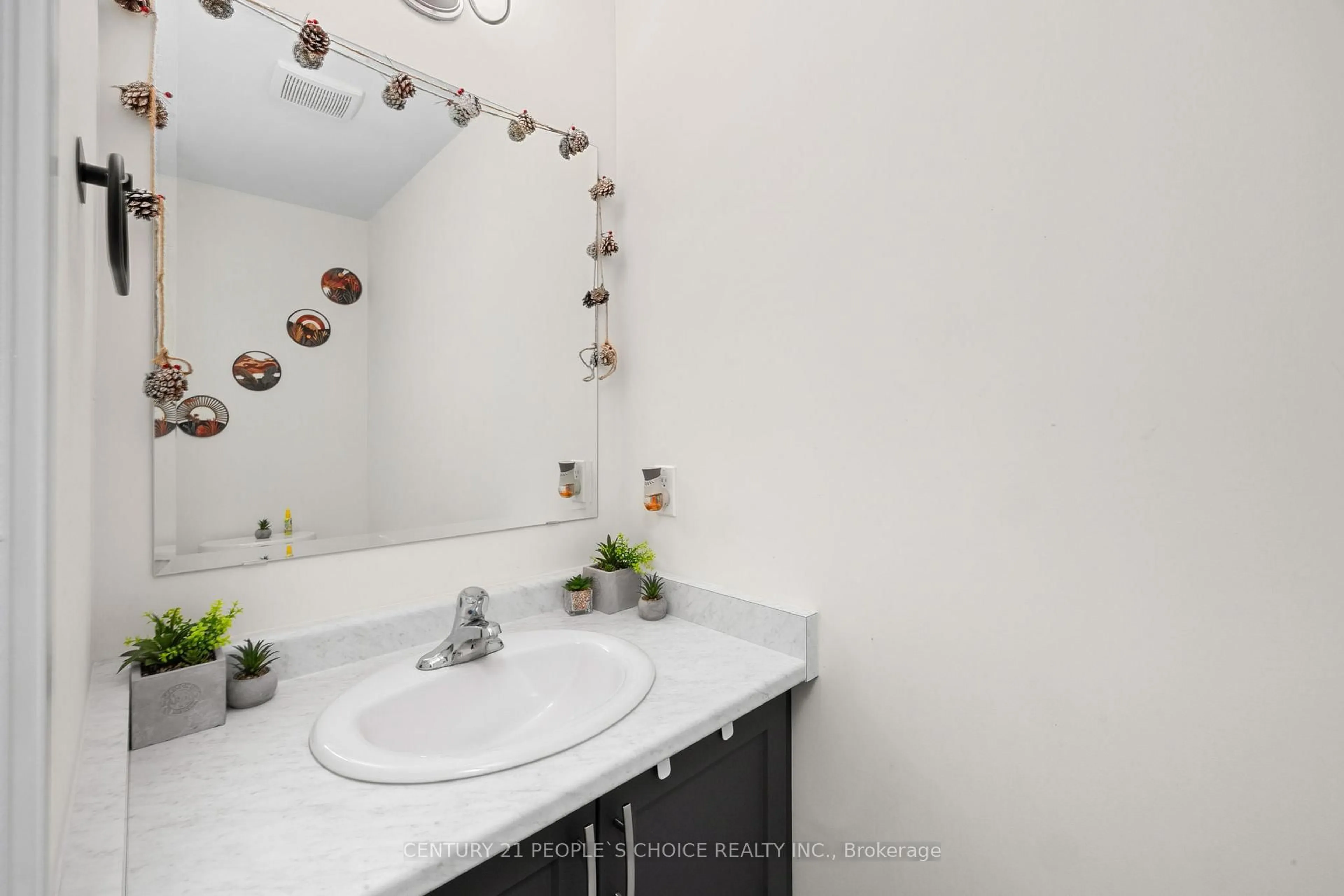 Standard bathroom, ceramic/tile floor for 9 Queensbrook Cres, Cambridge Ontario N1S 0E5