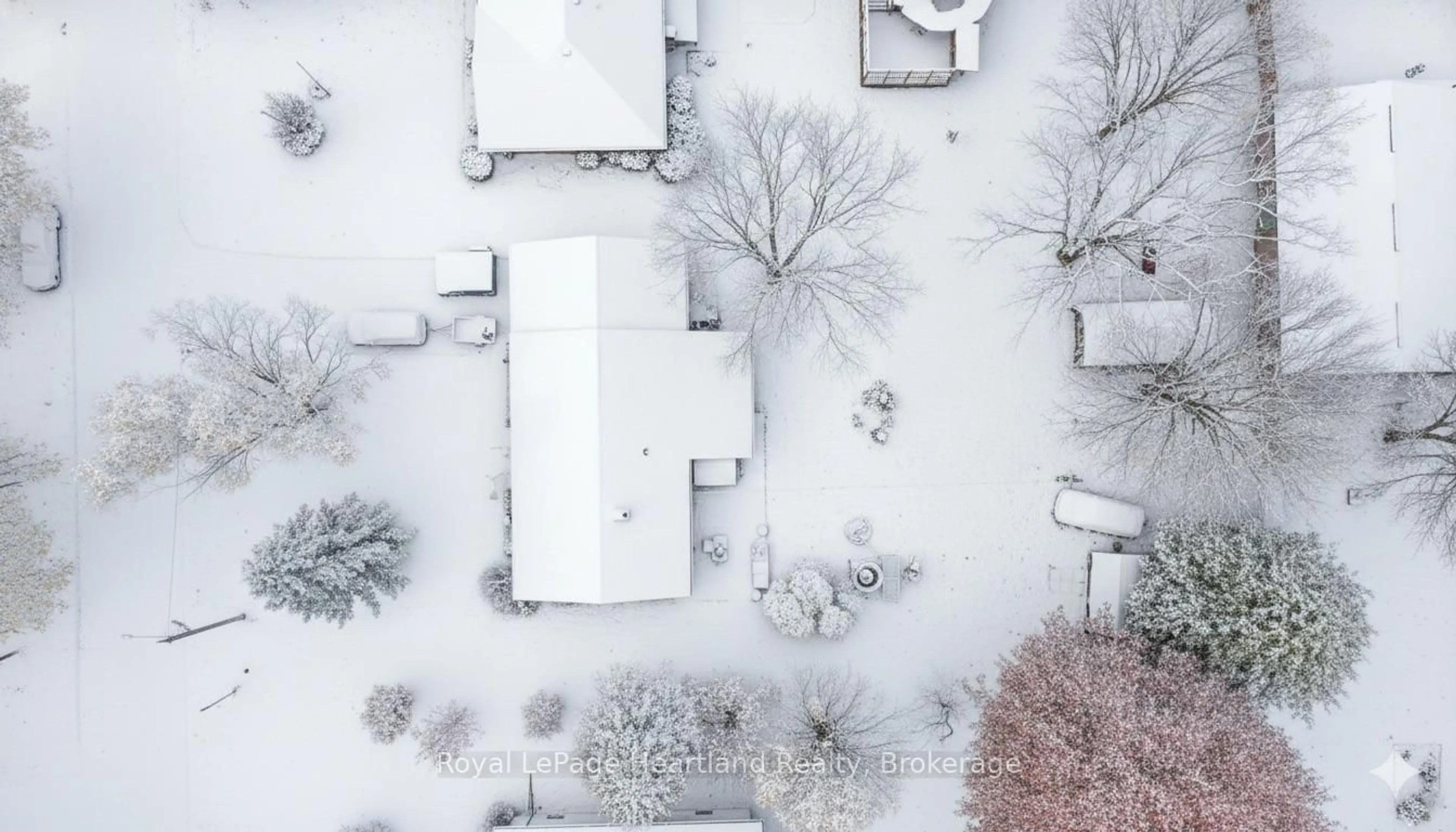 A pic from outside/outdoor area/front of a property/back of a property/a pic from drone, street for 292 Wellington St, North Huron Ontario N0M 1H0
