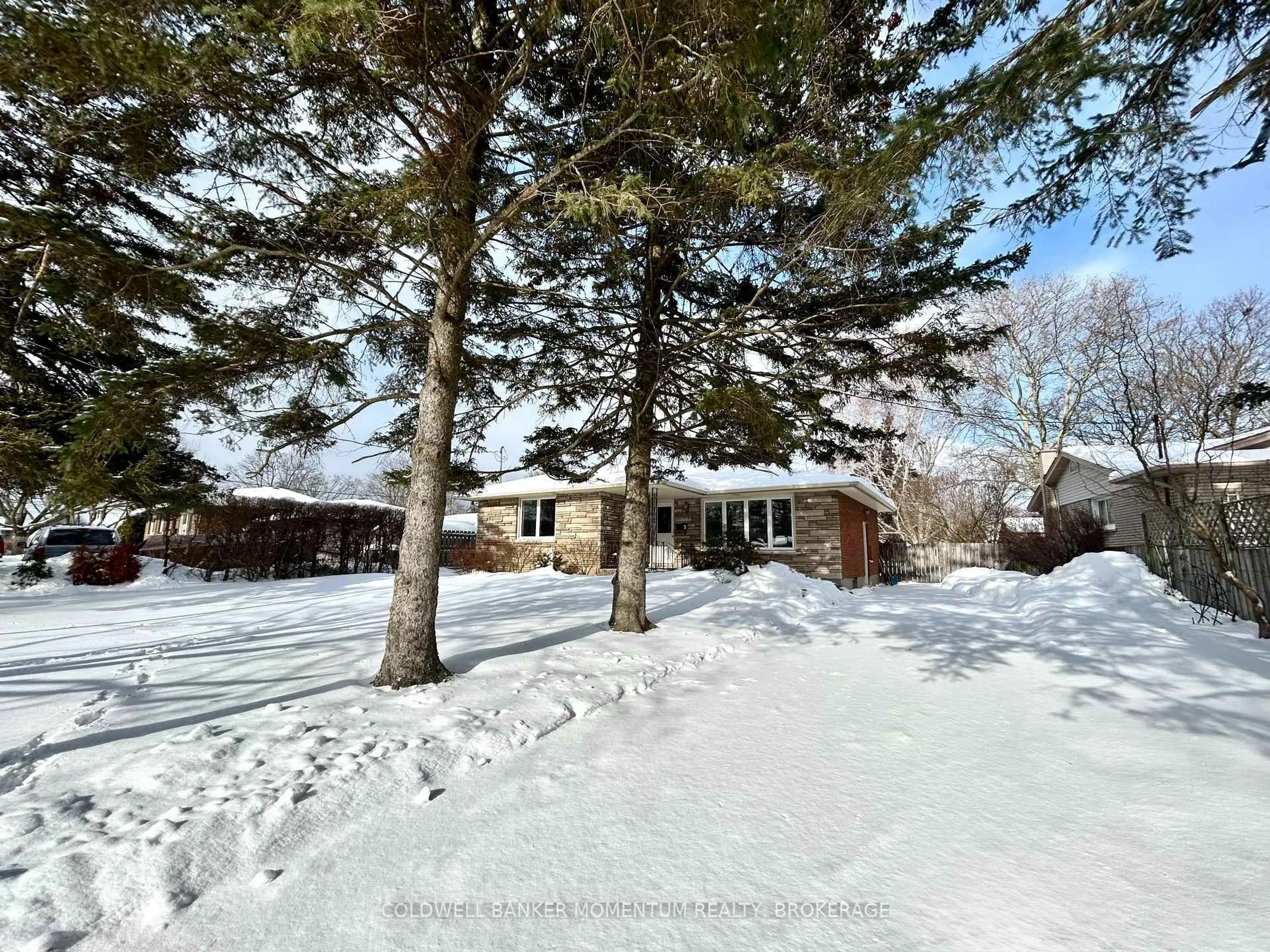 A pic from outside/outdoor area/front of a property/back of a property/a pic from drone, street for 3 Island Rd, St. Catharines Ontario L2M 4B5