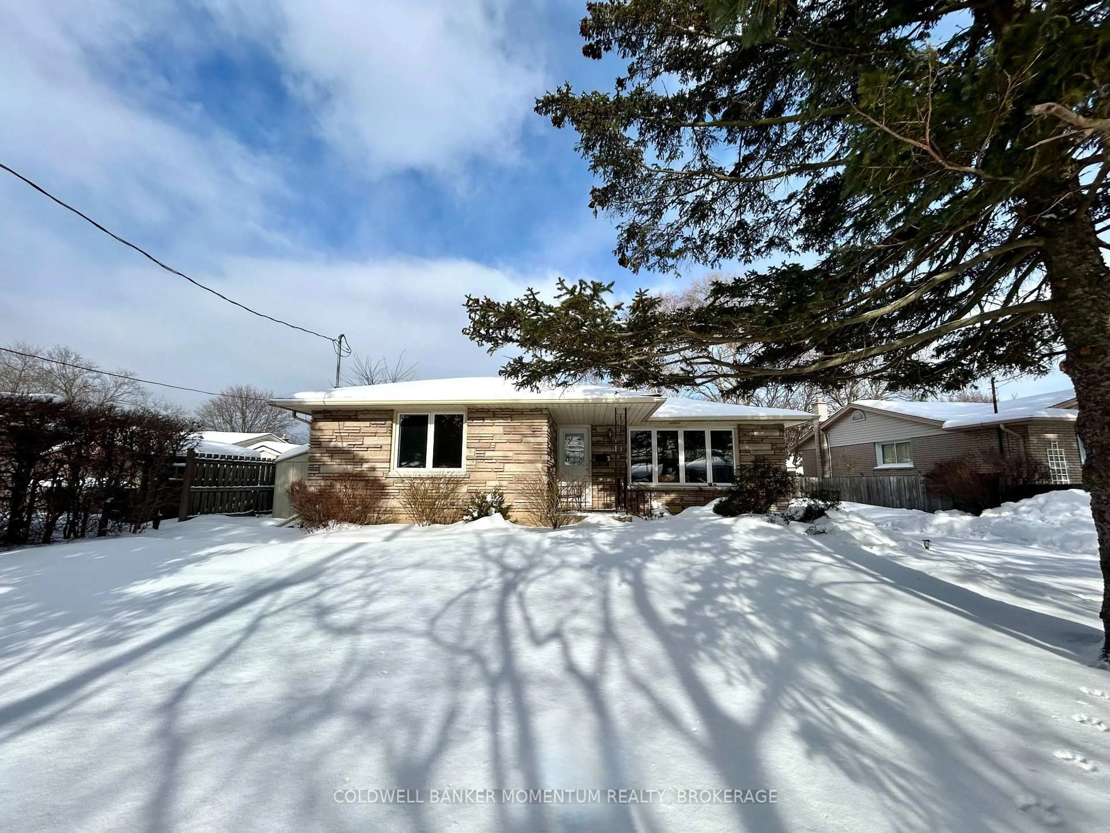 A pic from outside/outdoor area/front of a property/back of a property/a pic from drone, street for 3 Island Rd, St. Catharines Ontario L2M 4B5