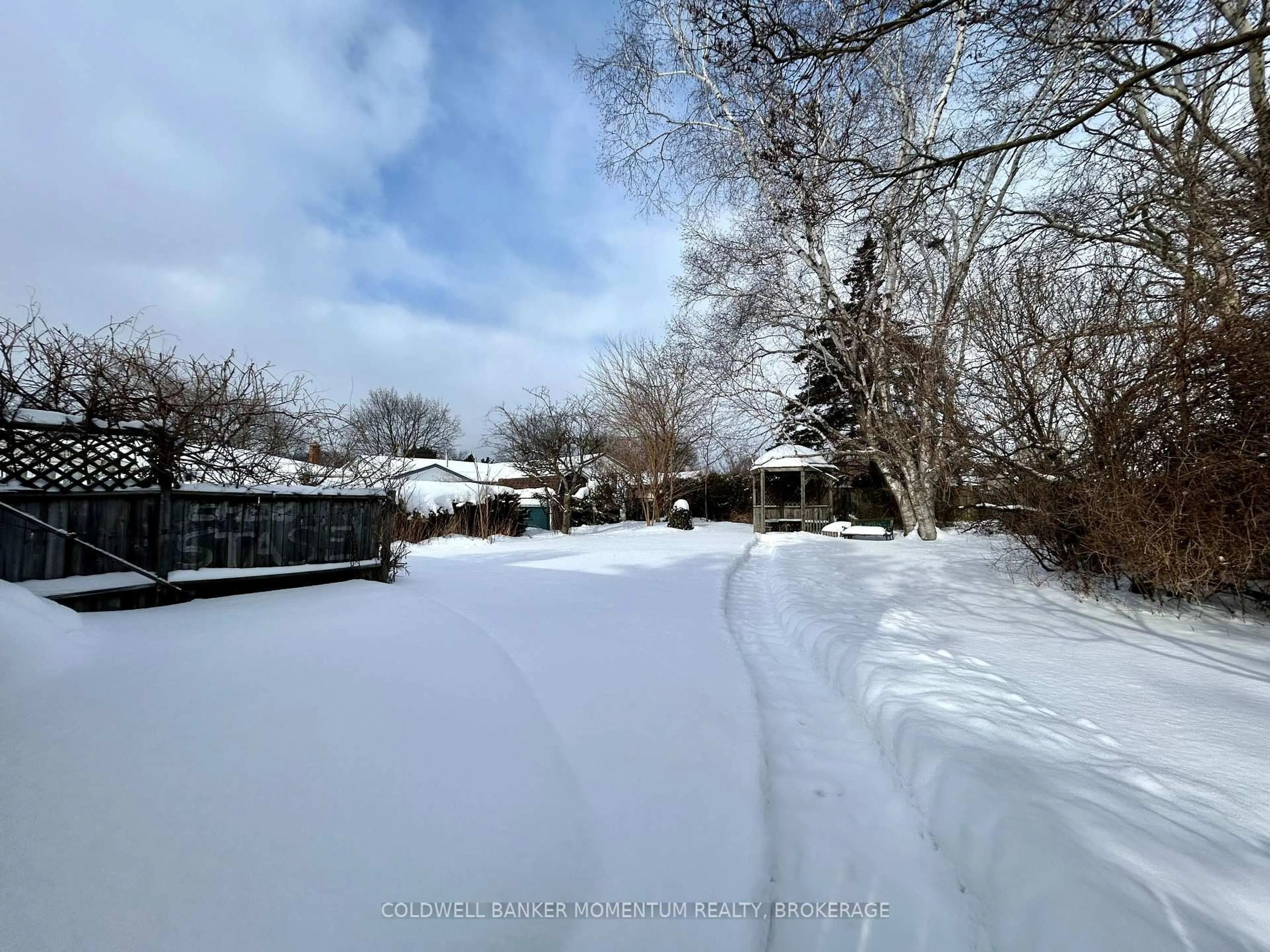 A pic from outside/outdoor area/front of a property/back of a property/a pic from drone, street for 3 Island Rd, St. Catharines Ontario L2M 4B5