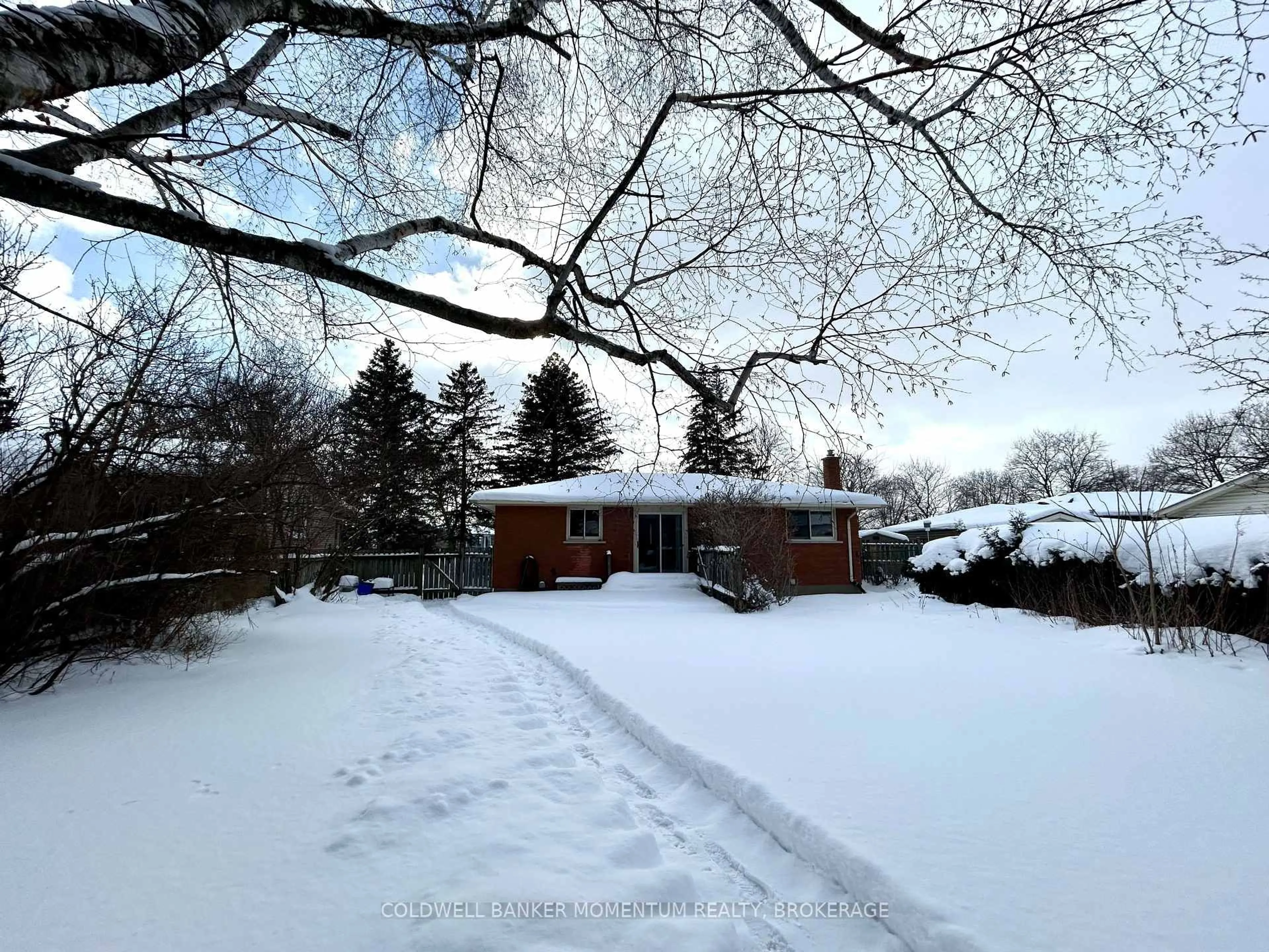 A pic from outside/outdoor area/front of a property/back of a property/a pic from drone, street for 3 Island Rd, St. Catharines Ontario L2M 4B5