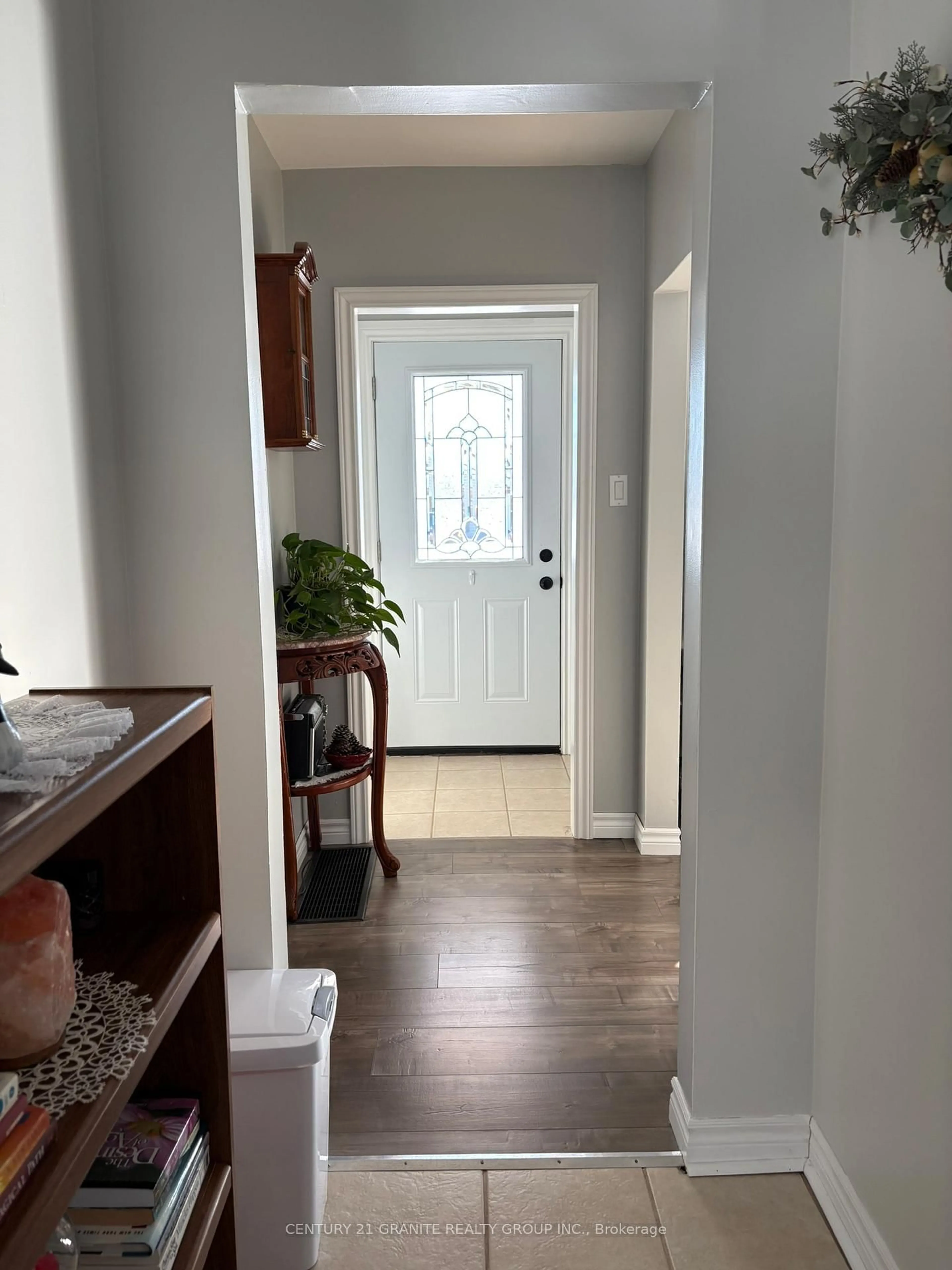 Indoor entryway for 8 JOHNSTON Cres, Bancroft Ontario K0L 1C0