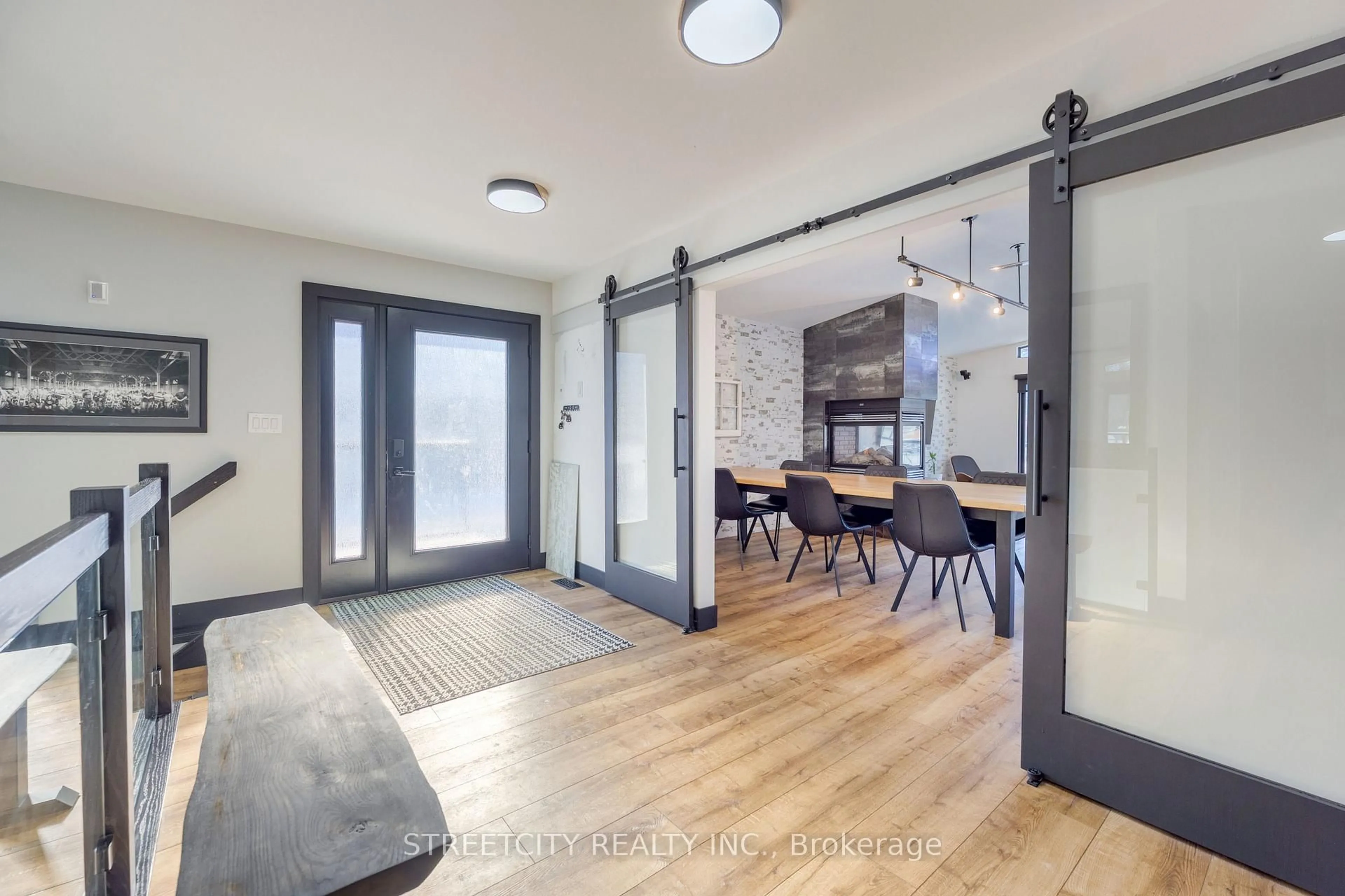 Indoor entryway for 747 Broadway St, Plympton-Wyoming Ontario N0N 1T0