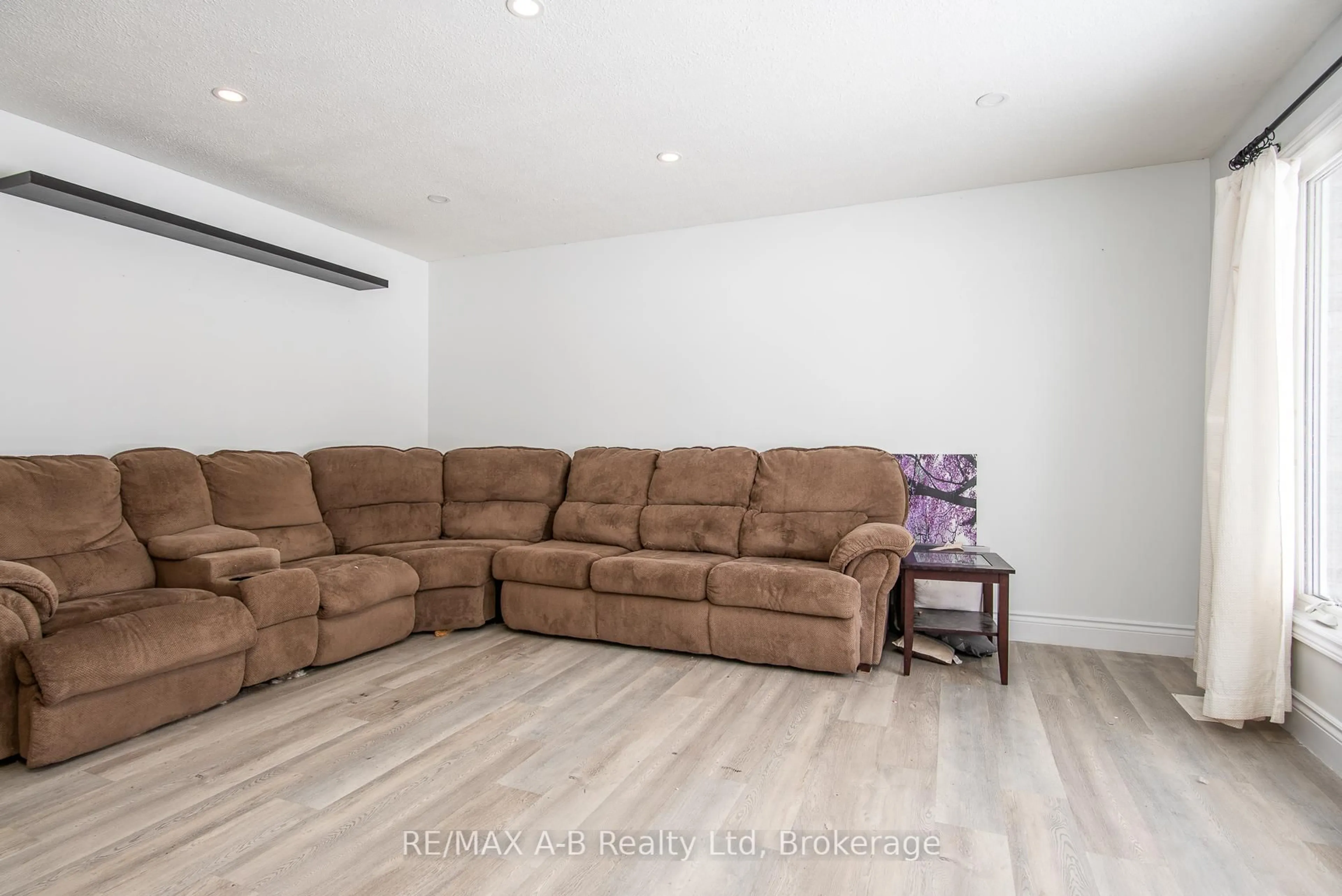 Living room with furniture, unknown for 113 Hastings Crt, Wilmot Ontario N3A 2T4