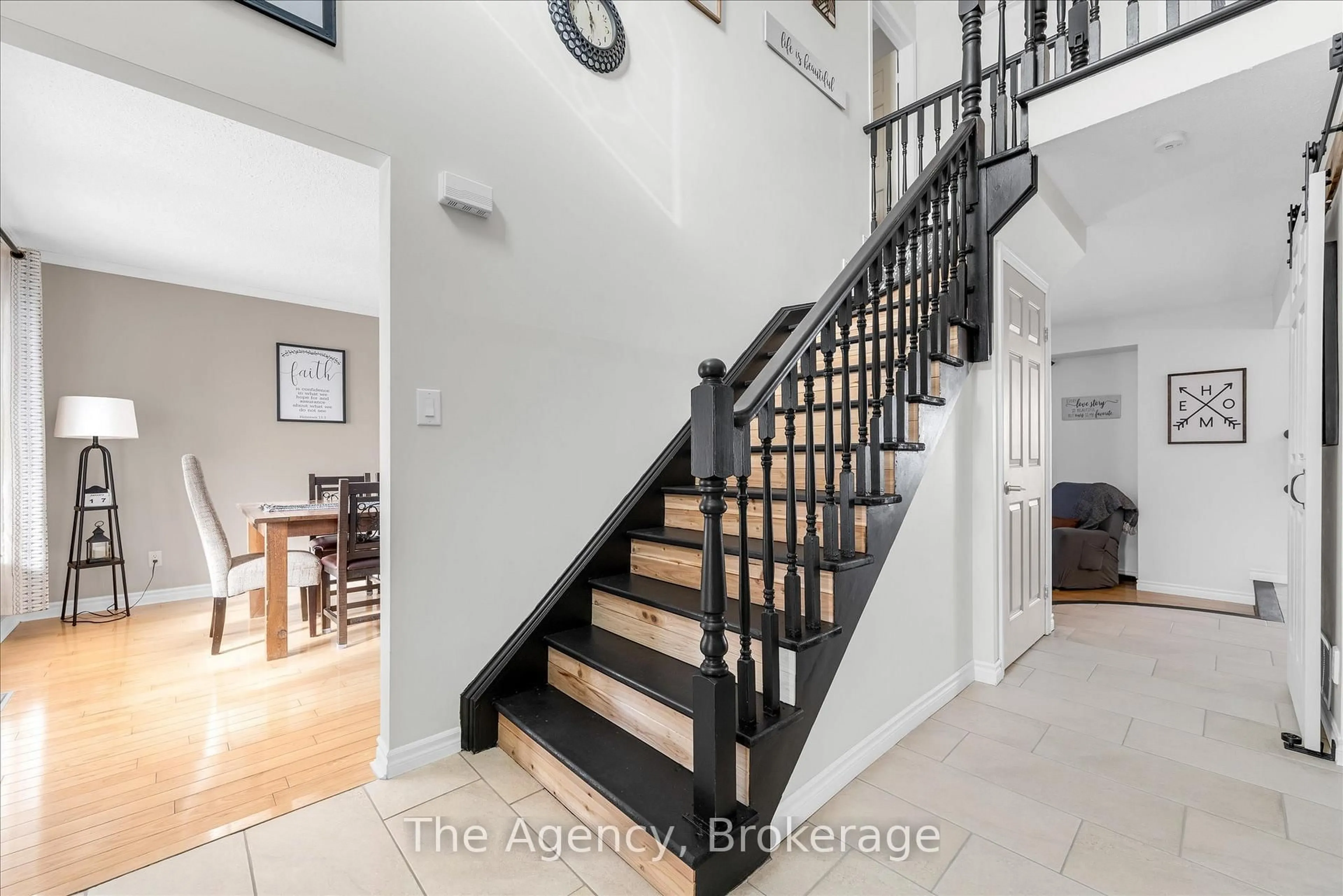 Indoor entryway for 137 Northwood Dr, Welland Ontario L3C 6S4