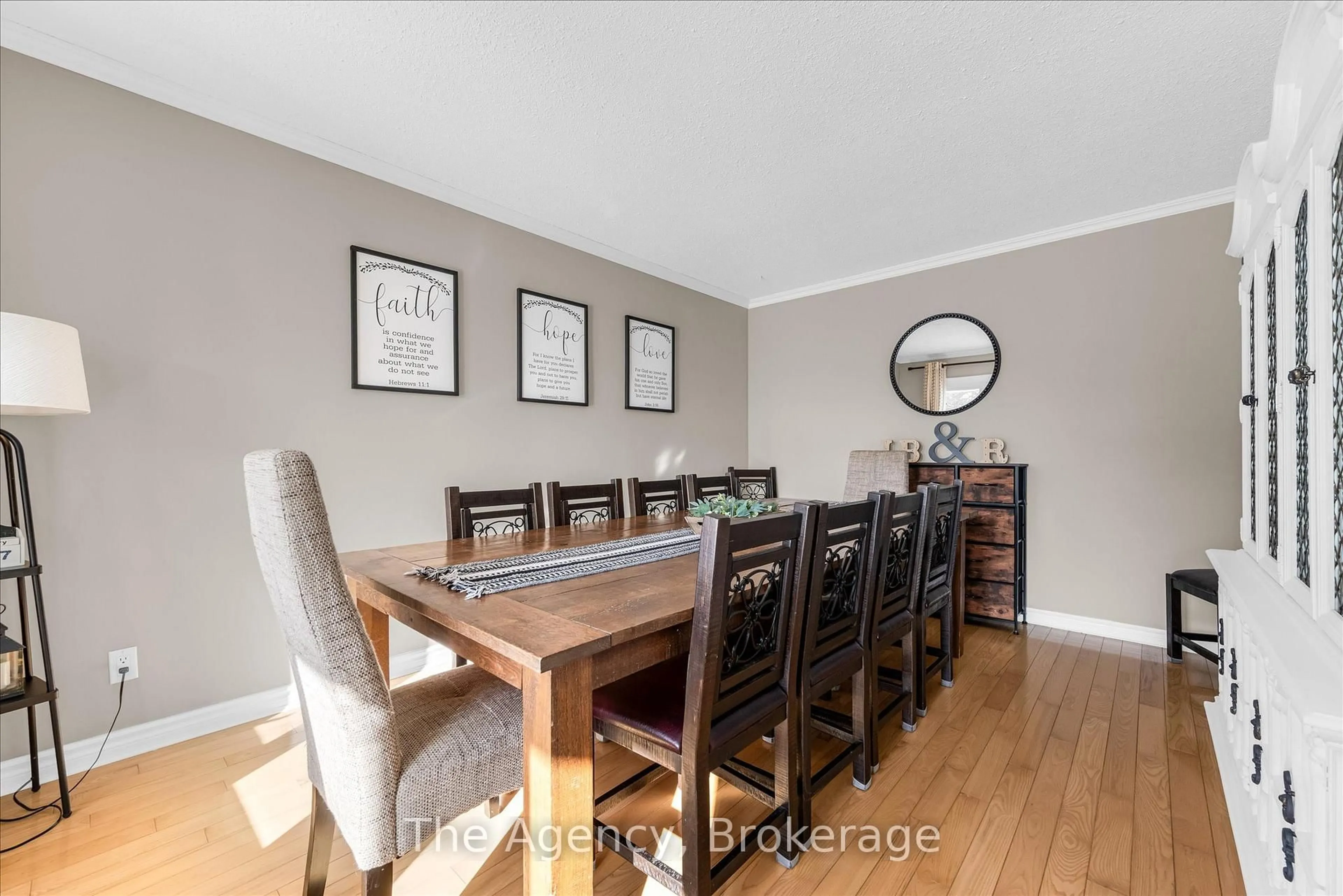 Dining room, wood/laminate floor for 137 Northwood Dr, Welland Ontario L3C 6S4