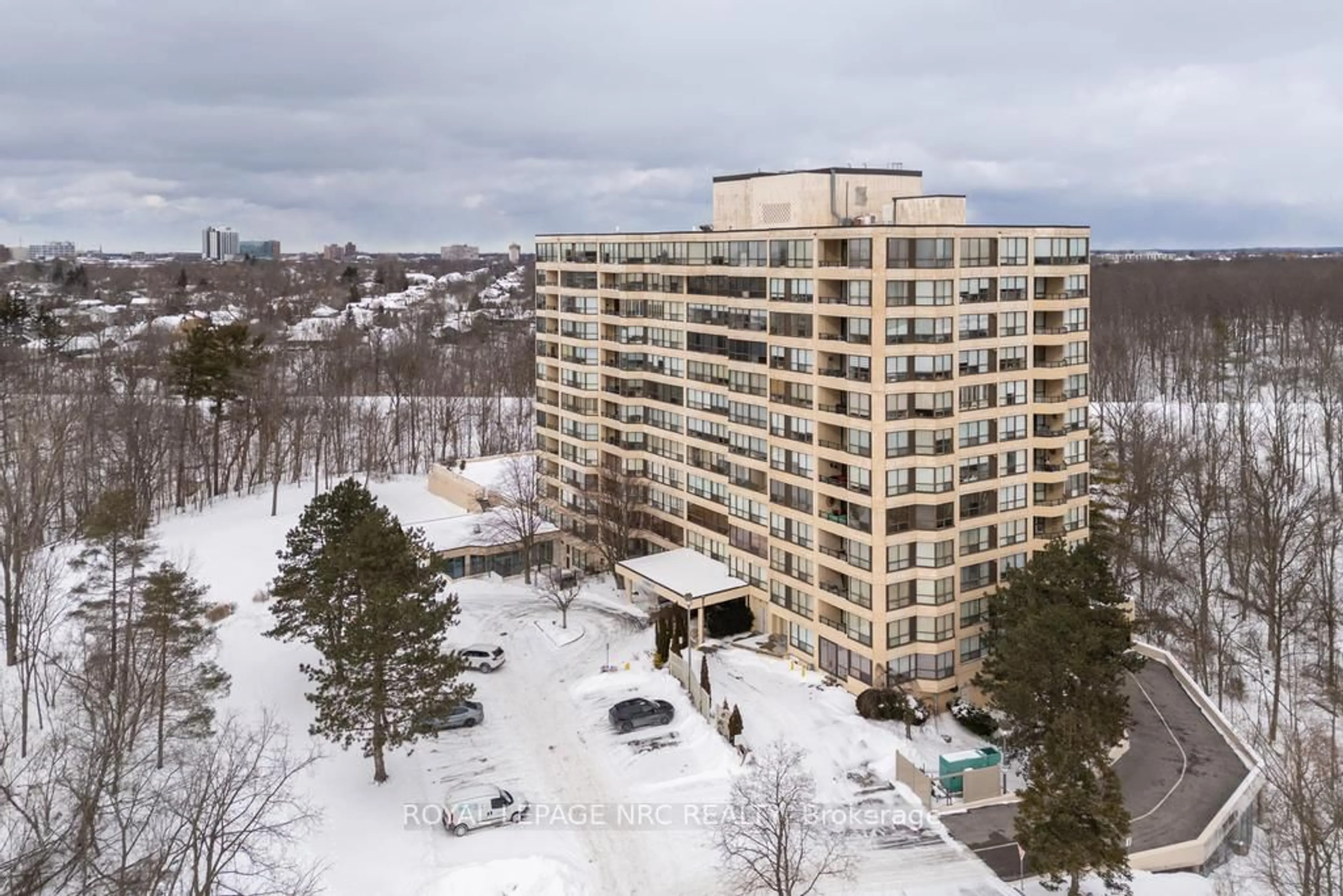 A pic from outside/outdoor area/front of a property/back of a property/a pic from drone, building for 3 Towering Heights Blvd #804, St. Catharines Ontario L2T 4A4