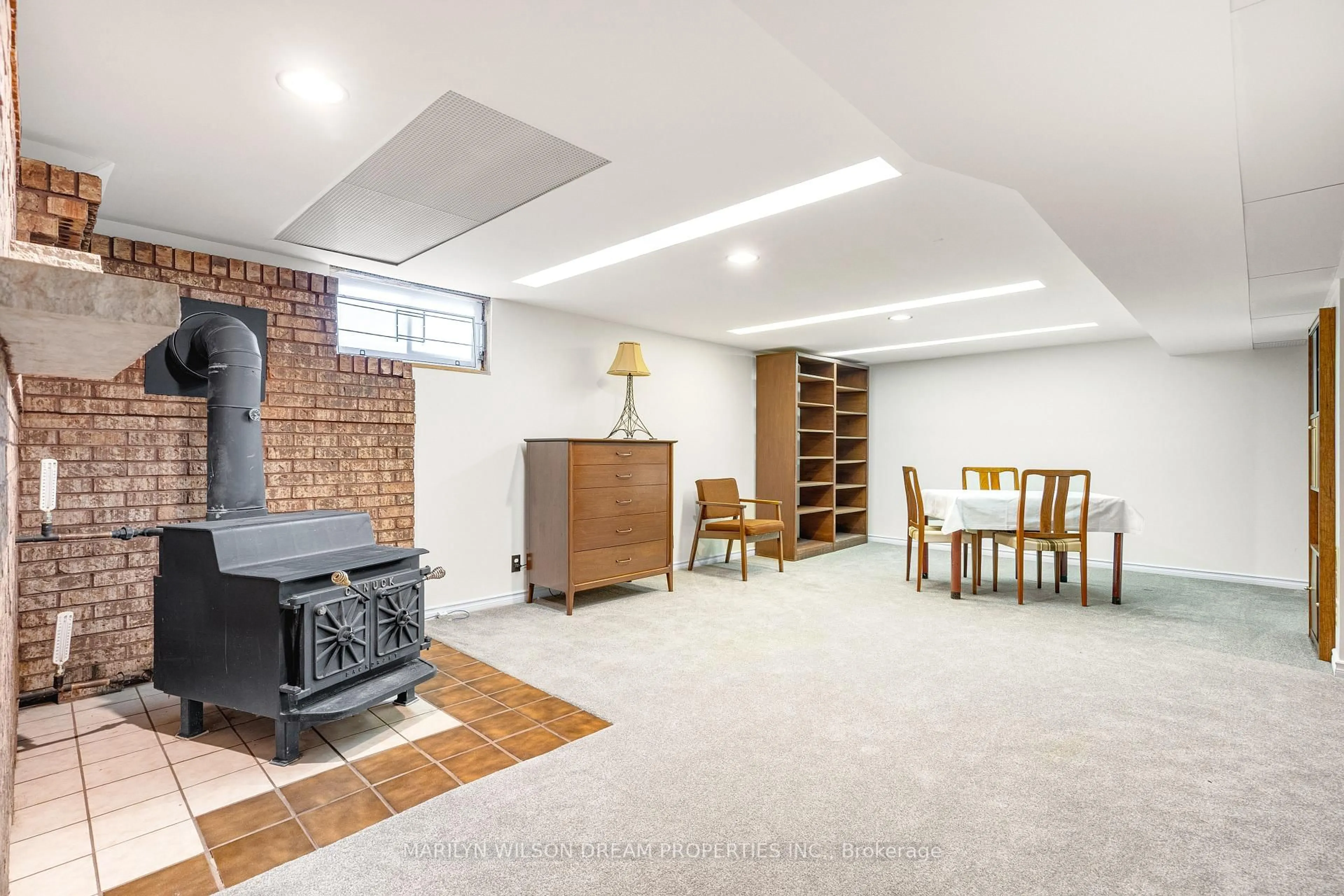 Unknown for 2422 Magnus Ave, Ottawa Ontario K1G 1J8