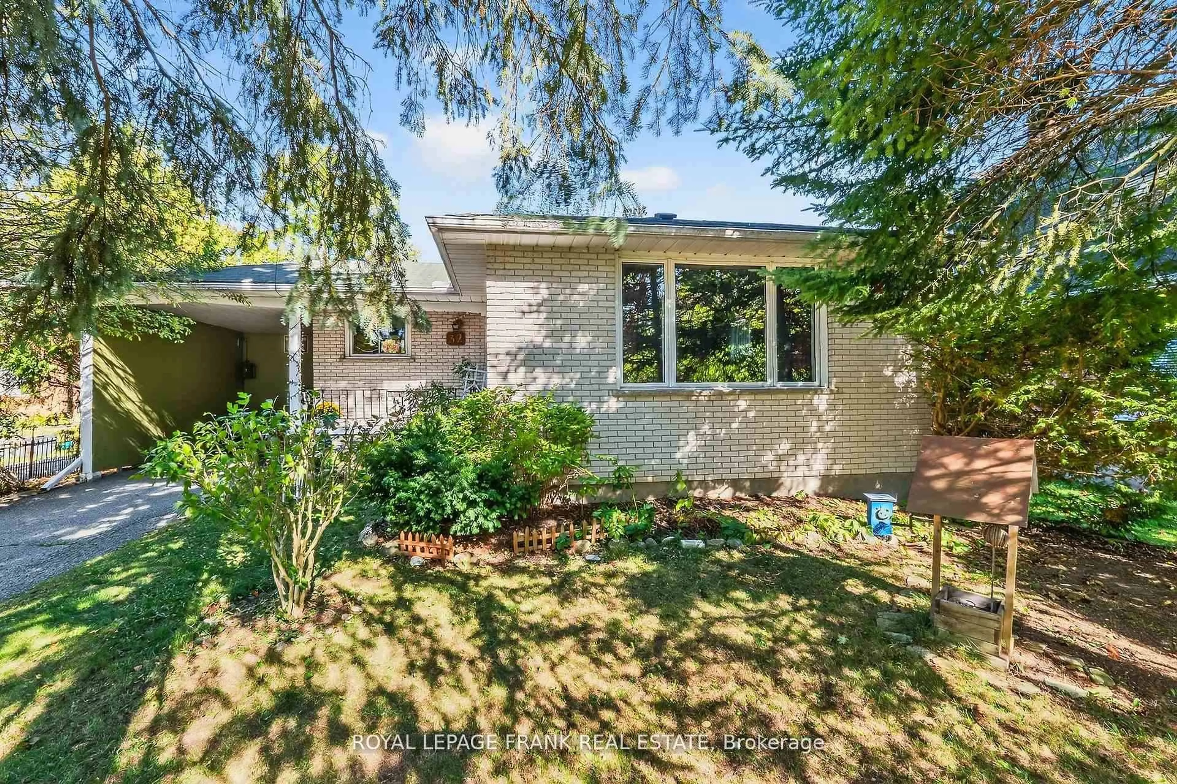 A pic from outside/outdoor area/front of a property/back of a property/a pic from drone, street for 32 Melbourne St, Kawartha Lakes Ontario K9V 1X7