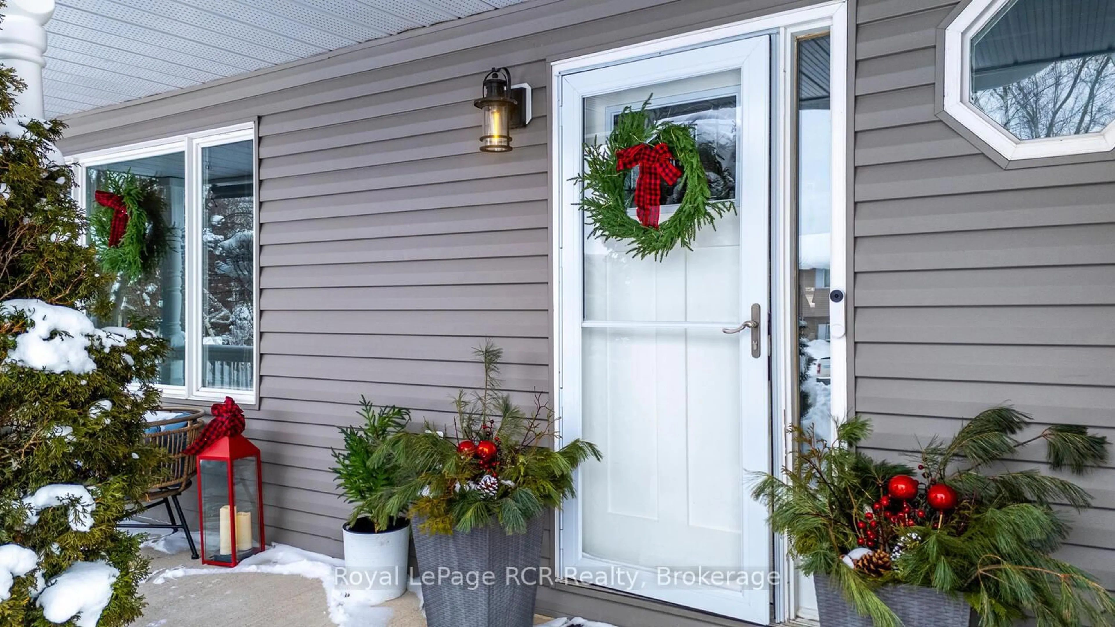 Indoor entryway for 453 8th Ave A Ave, Owen Sound Ontario N4K 6S8