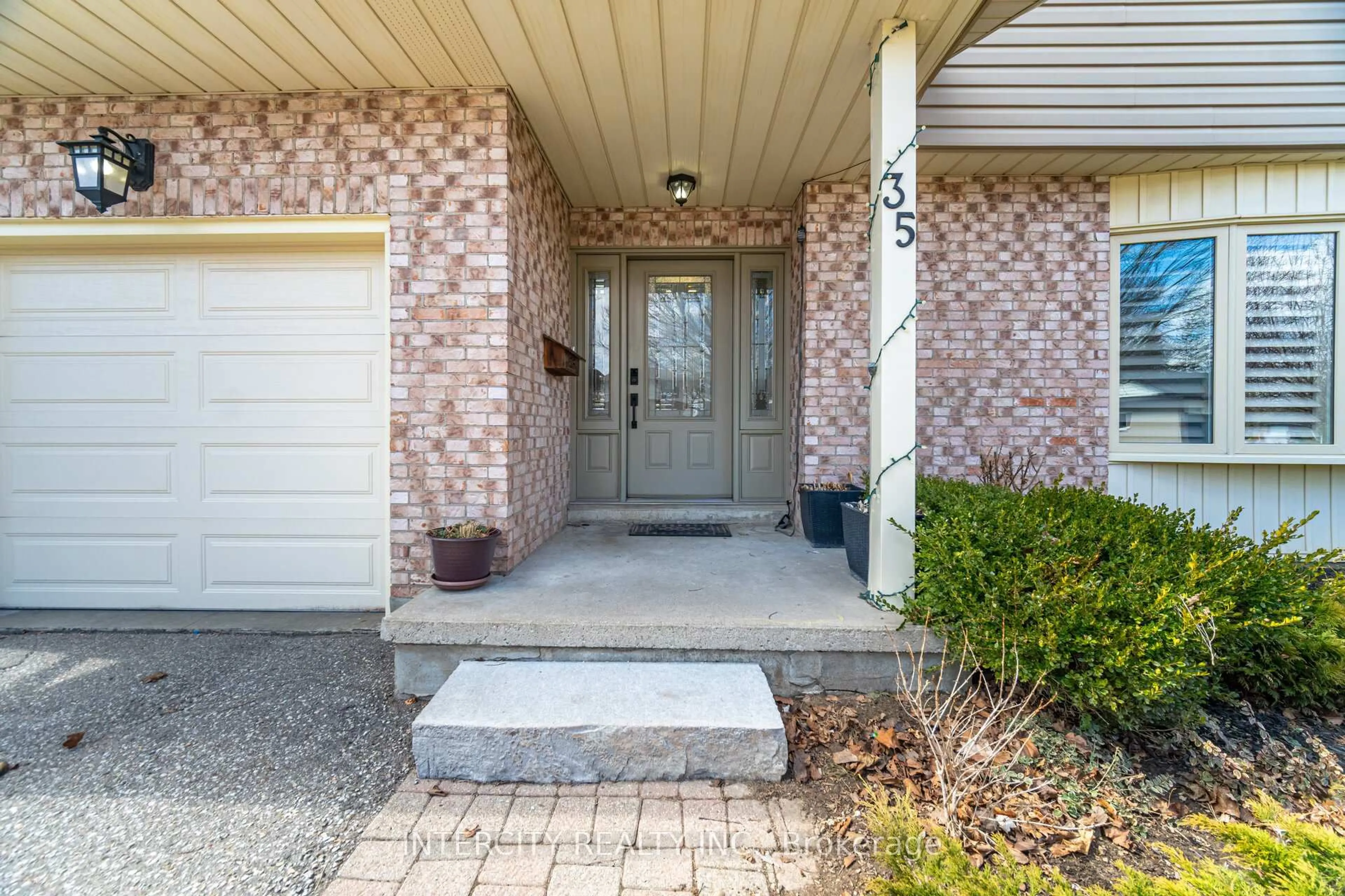 Indoor entryway for 35 Lower Canada Cres, Kitchener Ontario N2P 1E9