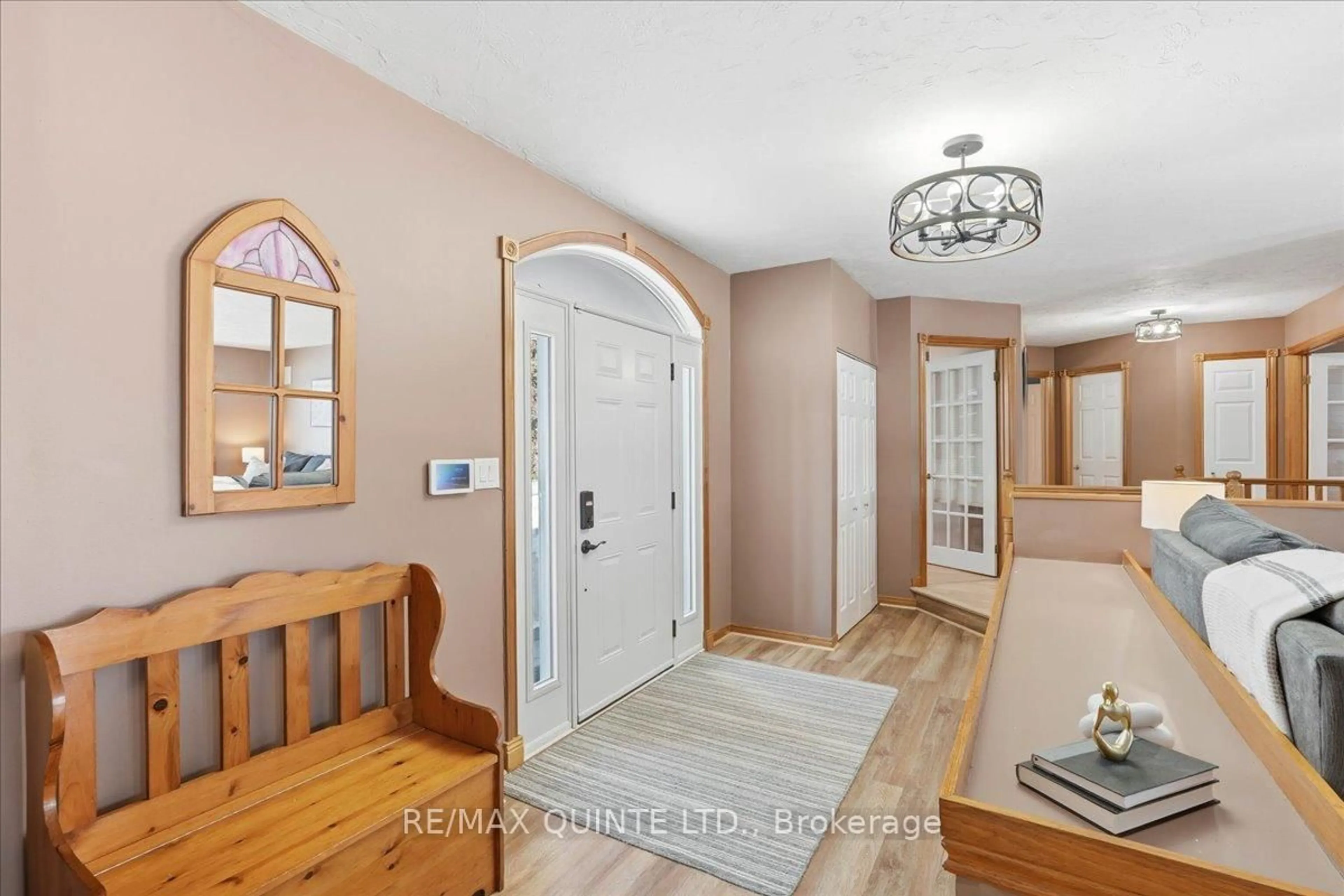 Indoor entryway for 1325 County Rd 40, Ingleside Ontario K8V 5P4