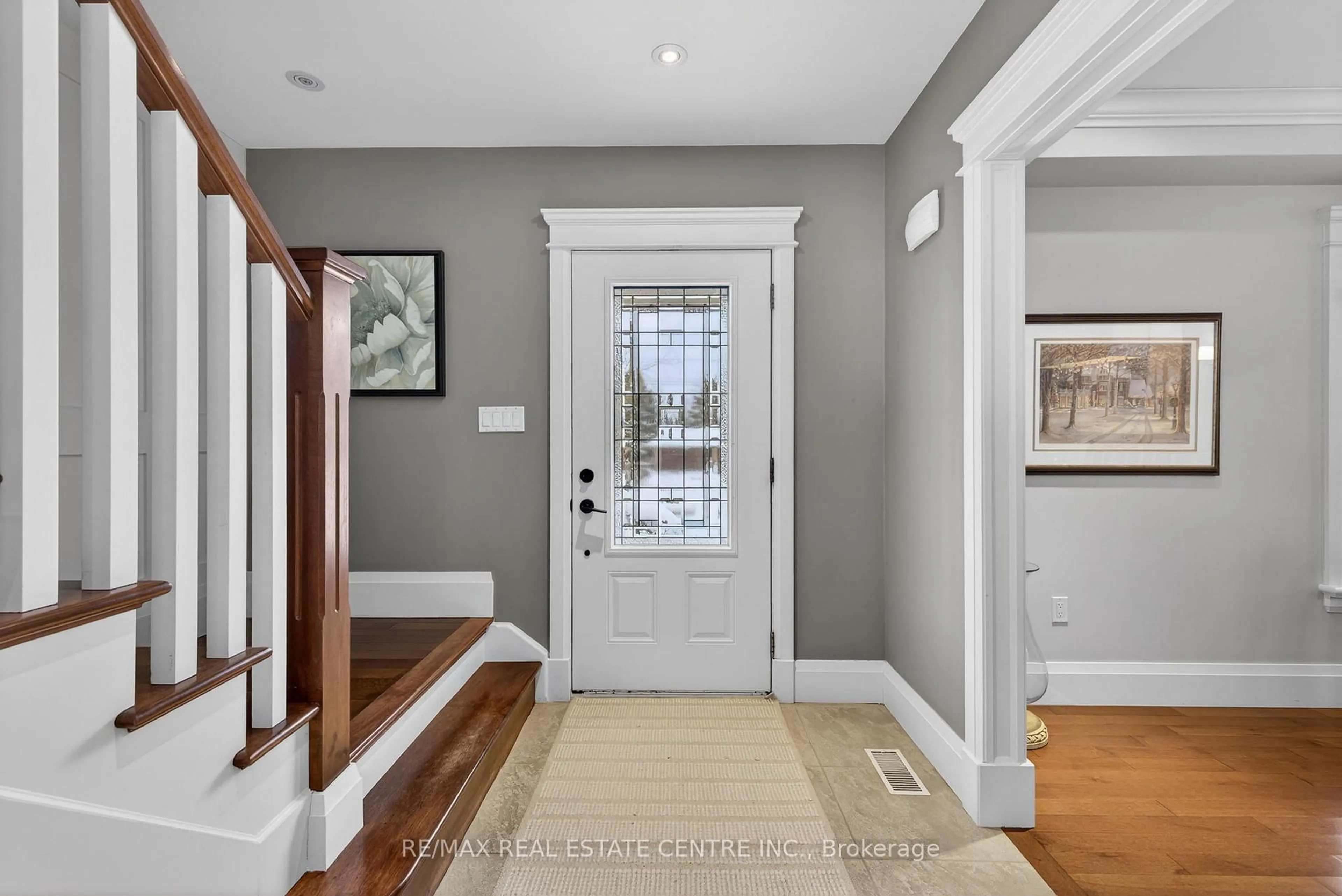 Indoor entryway for 19 Golden Rd, Mono Ontario L9W 6X8