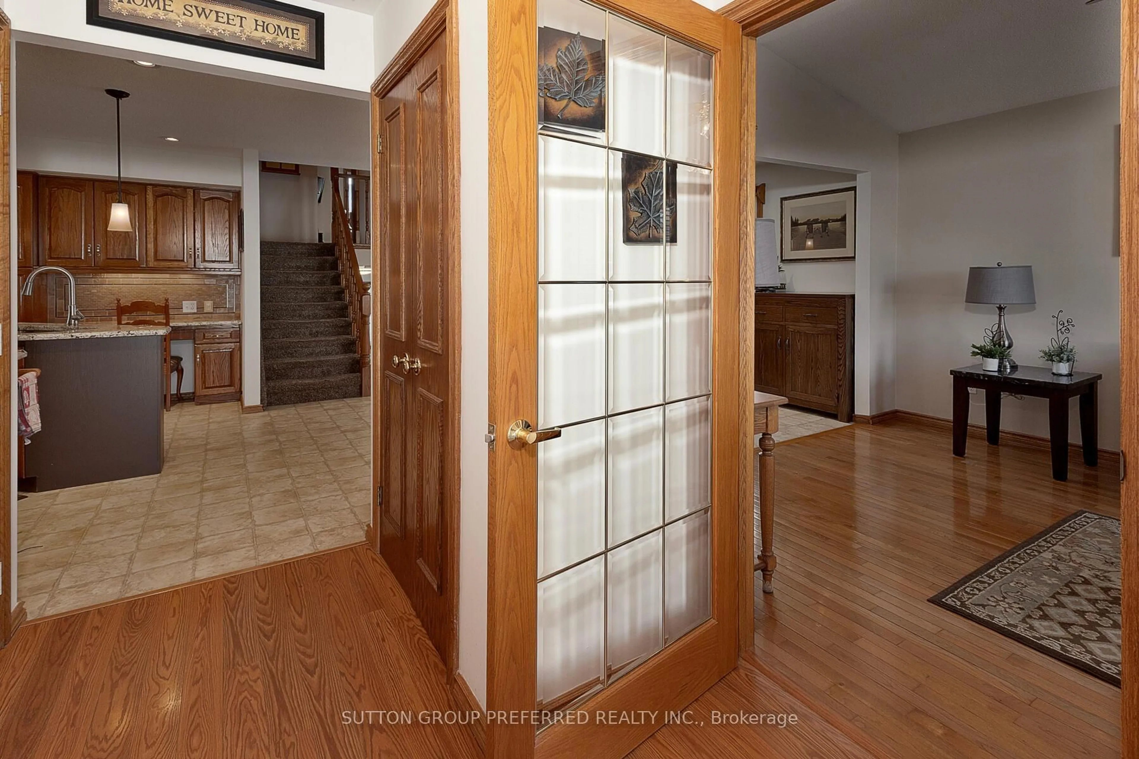 Indoor foyer for 111 Hemlock Rd, Ingersoll Ontario N5C 3Z4